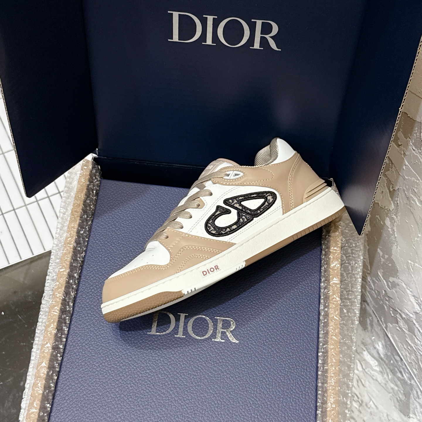 2025년 한정판 Dior x 카브스(KAWS) 콜라보 B57 스니커즈