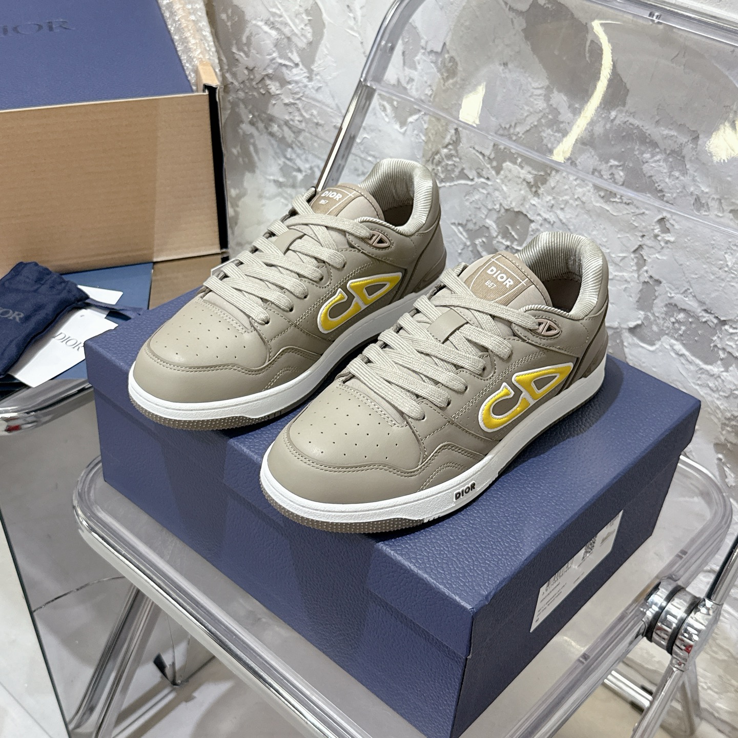 2025년 한정판 Dior x 카브스(KAWS) 콜라보 B57 스니커즈