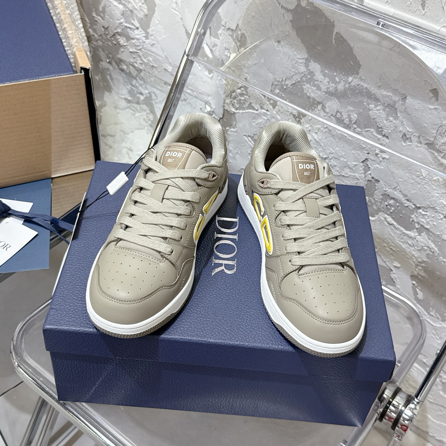 2025년 한정판 Dior x 카브스(KAWS) 콜라보 B57 스니커즈