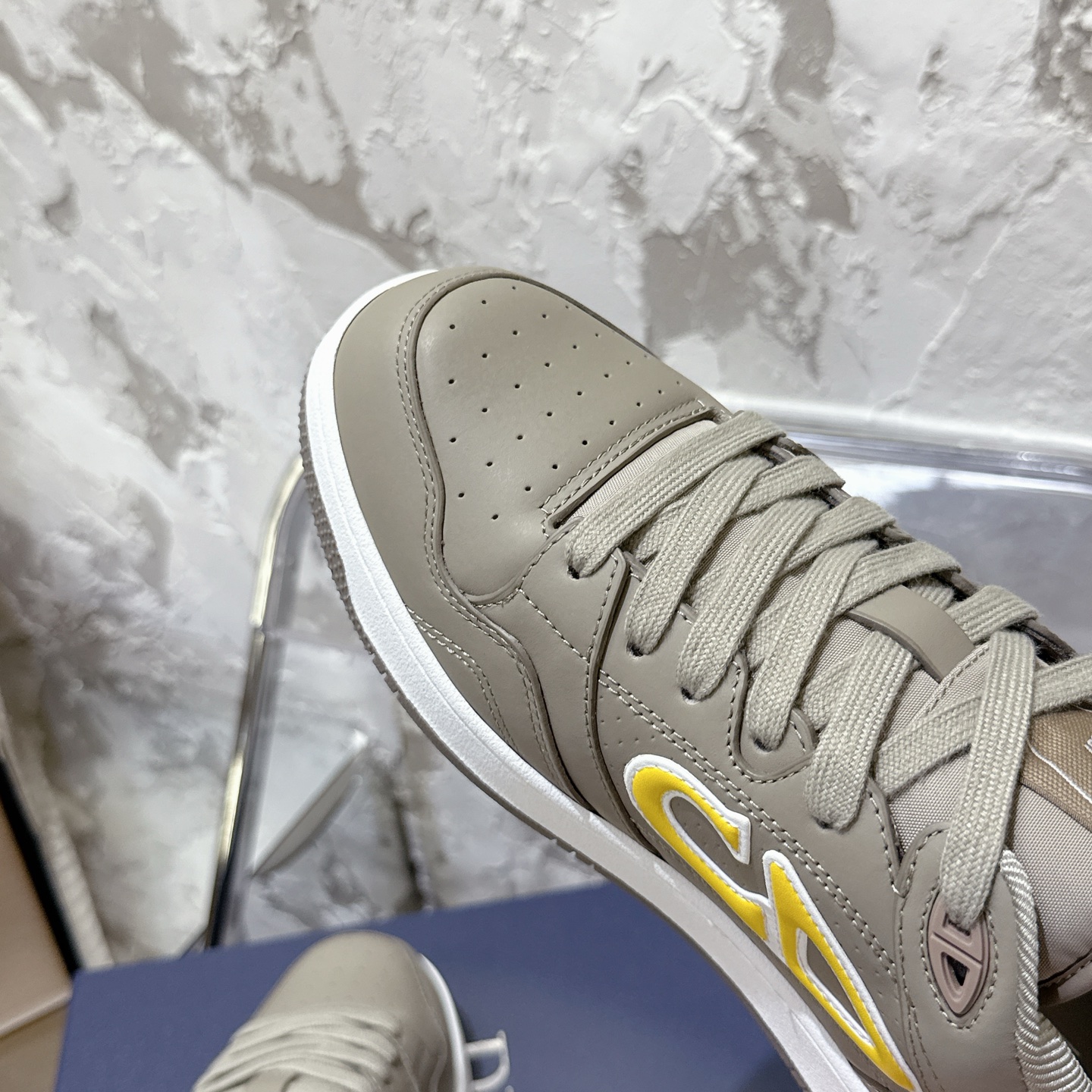 2025년 한정판 Dior x 카브스(KAWS) 콜라보 B57 스니커즈