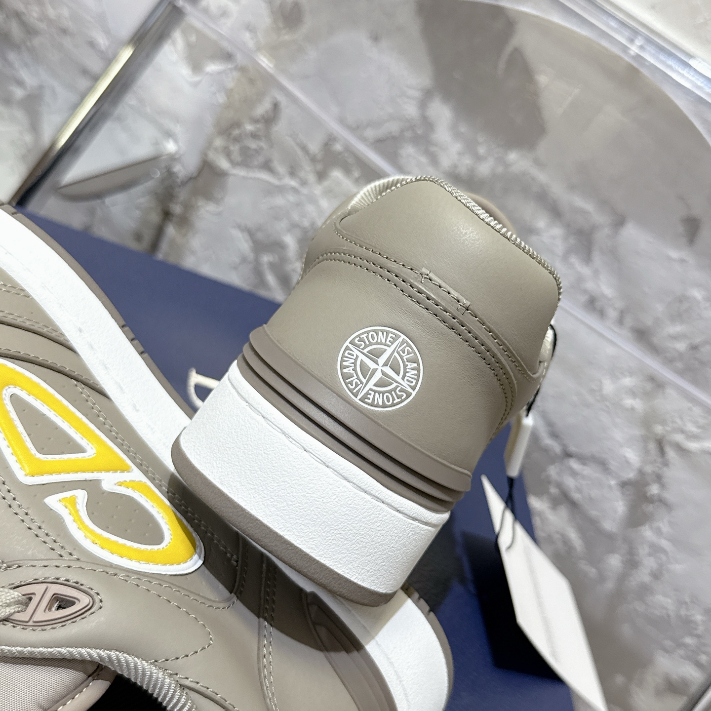 2025년 한정판 Dior x 카브스(KAWS) 콜라보 B57 스니커즈