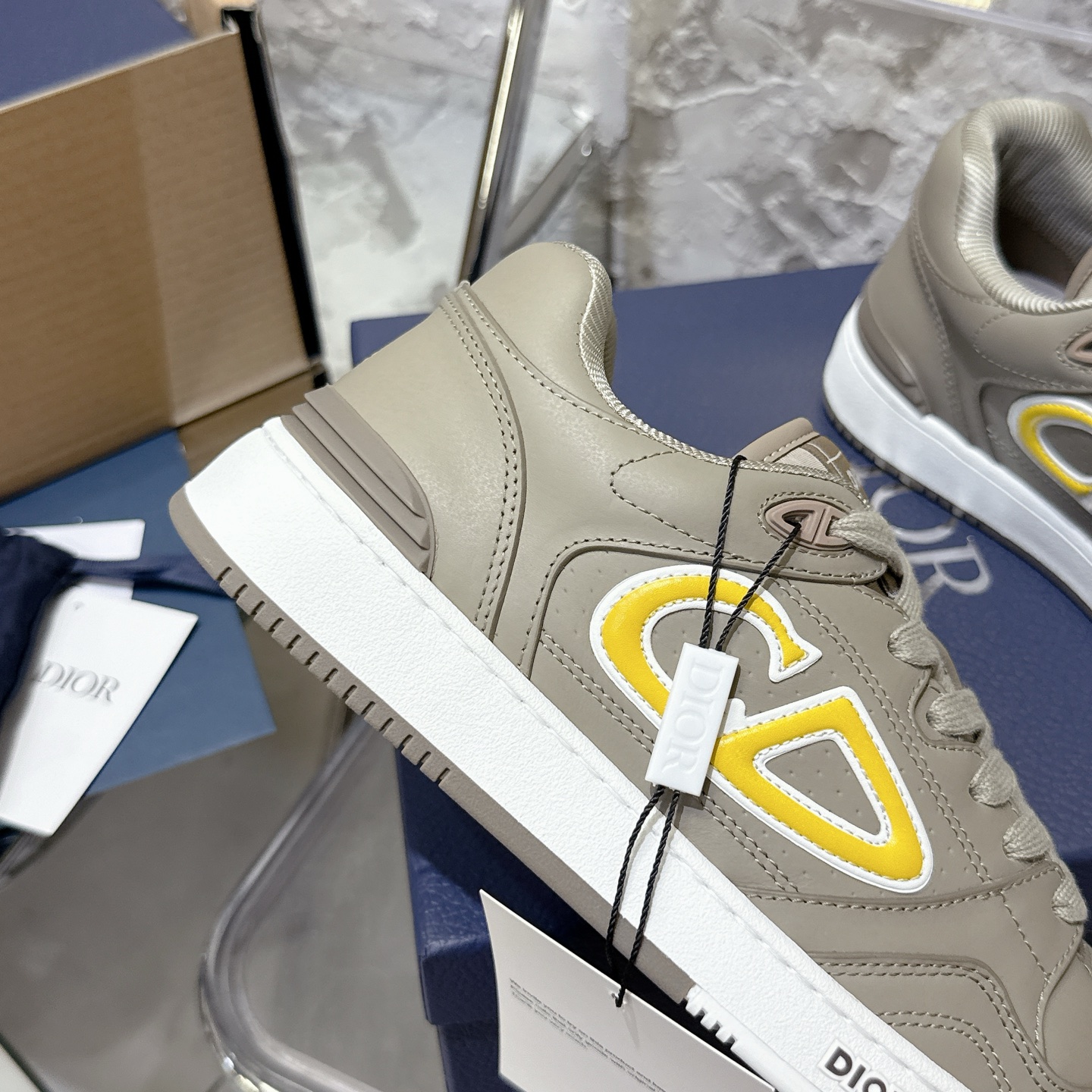 2025년 한정판 Dior x 카브스(KAWS) 콜라보 B57 스니커즈