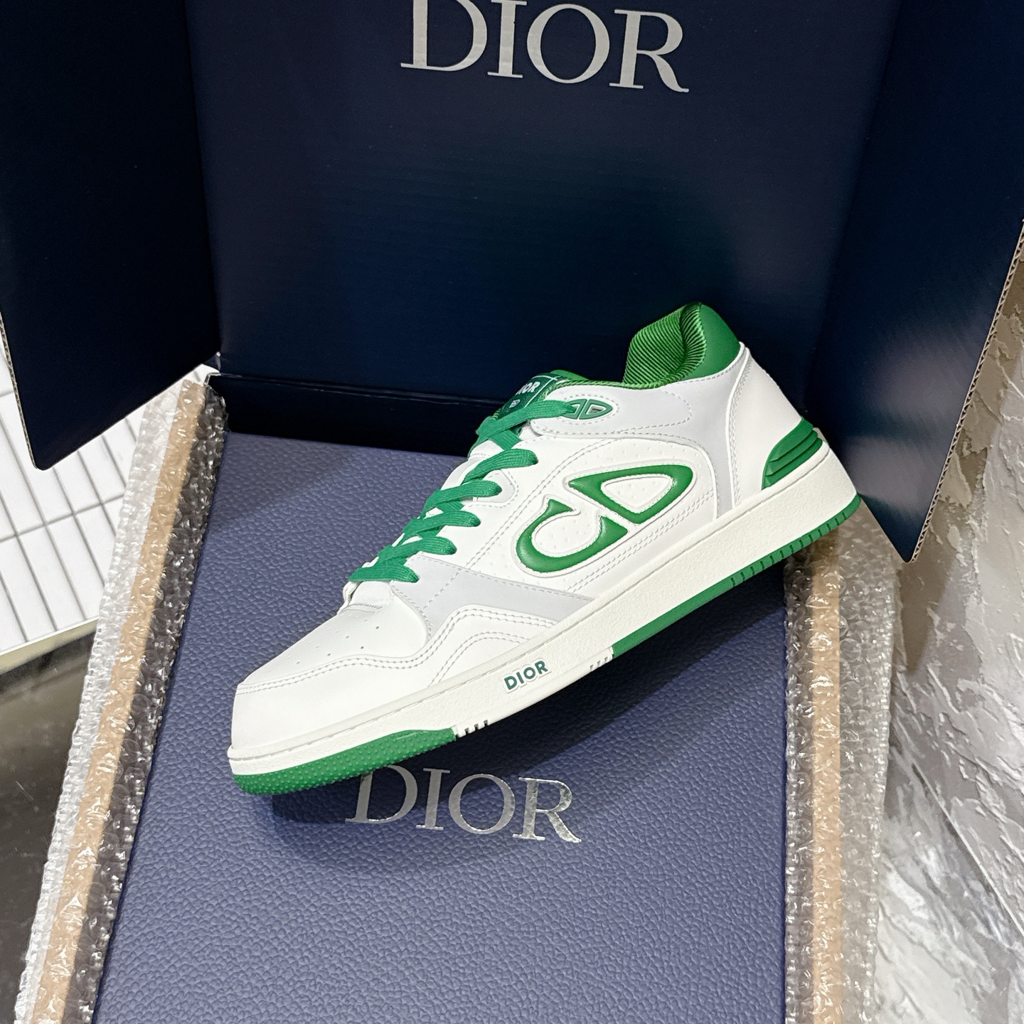 2025년 한정판 Dior x 카브스(KAWS) 콜라보 B57 스니커즈