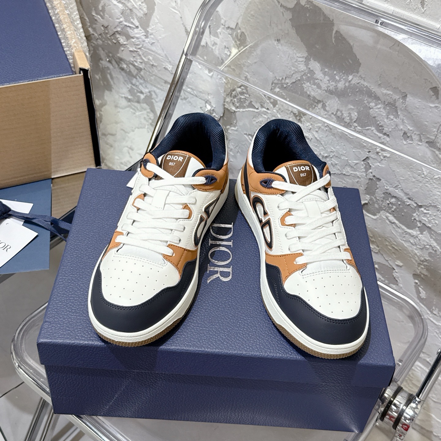 2025년 한정판 Dior x 카브스(KAWS) 콜라보 B57 스니커즈