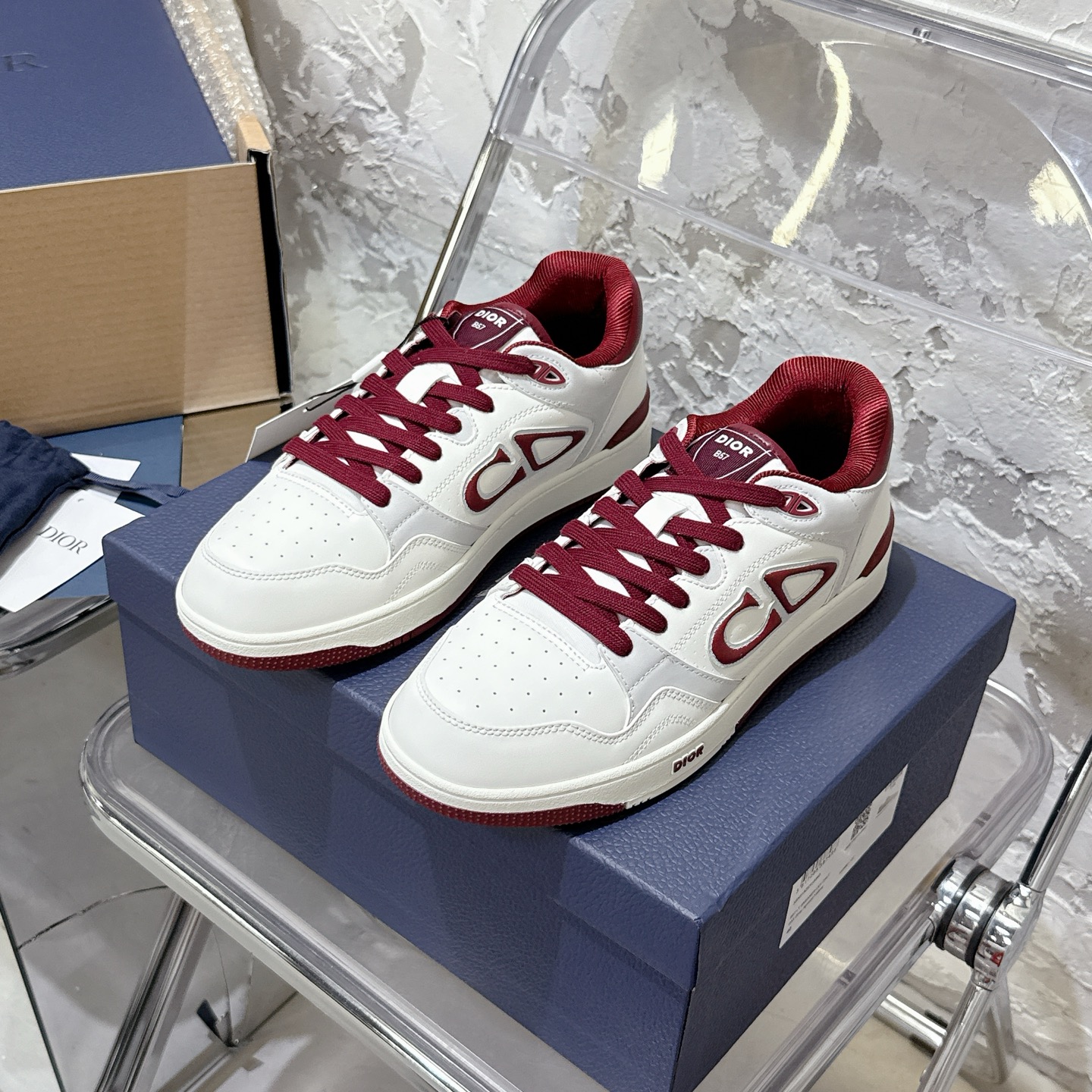 2025년 한정판 Dior x 카브스(KAWS) 콜라보 B57 스니커즈