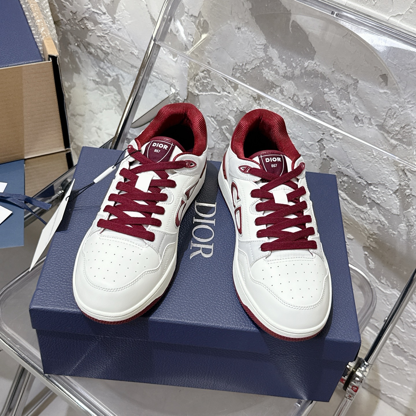 2025년 한정판 Dior x 카브스(KAWS) 콜라보 B57 스니커즈