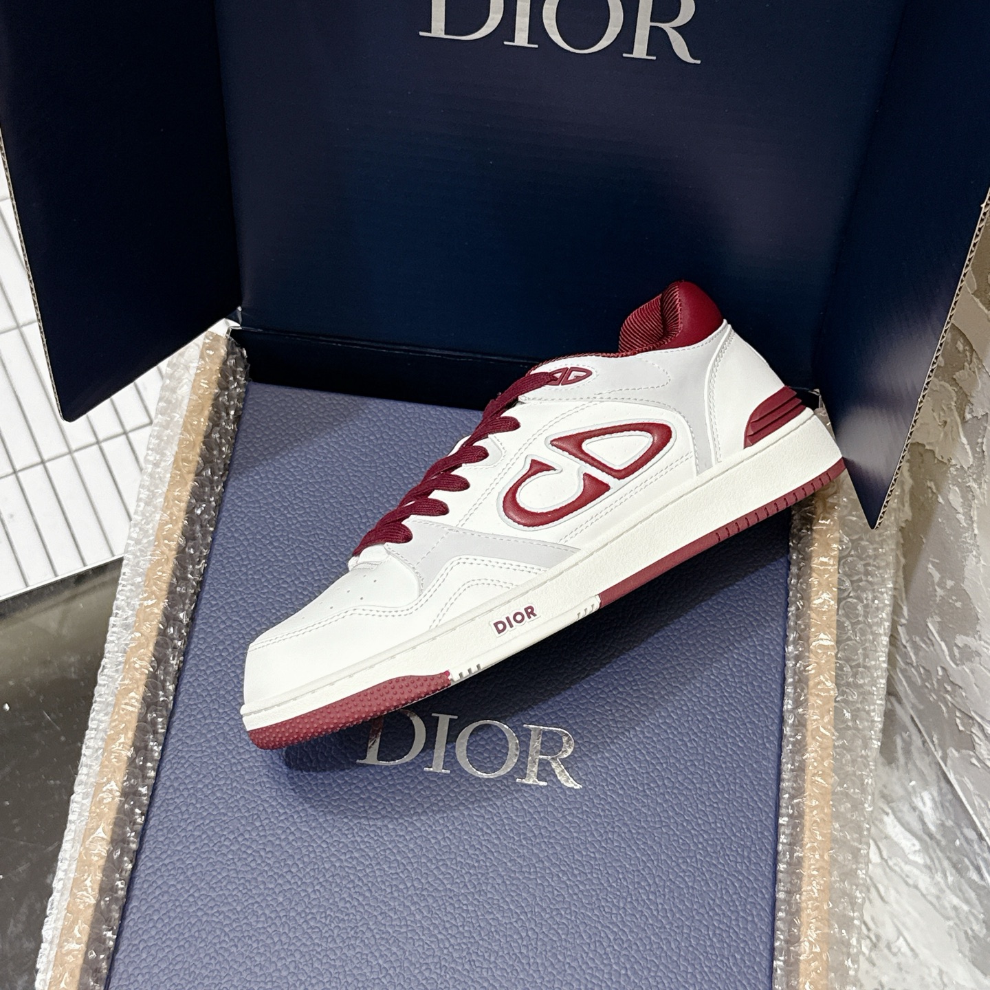 2025년 한정판 Dior x 카브스(KAWS) 콜라보 B57 스니커즈
