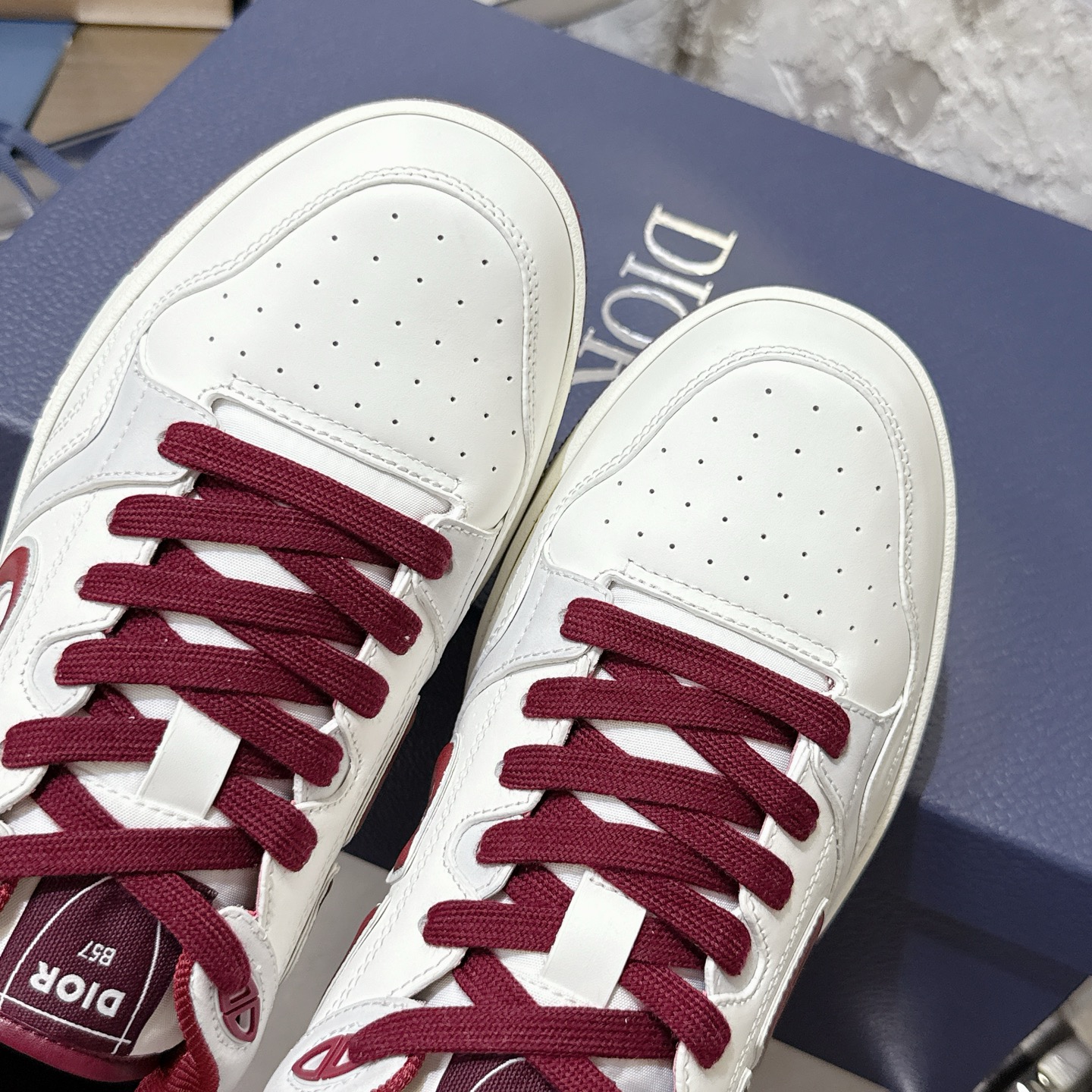 2025년 한정판 Dior x 카브스(KAWS) 콜라보 B57 스니커즈