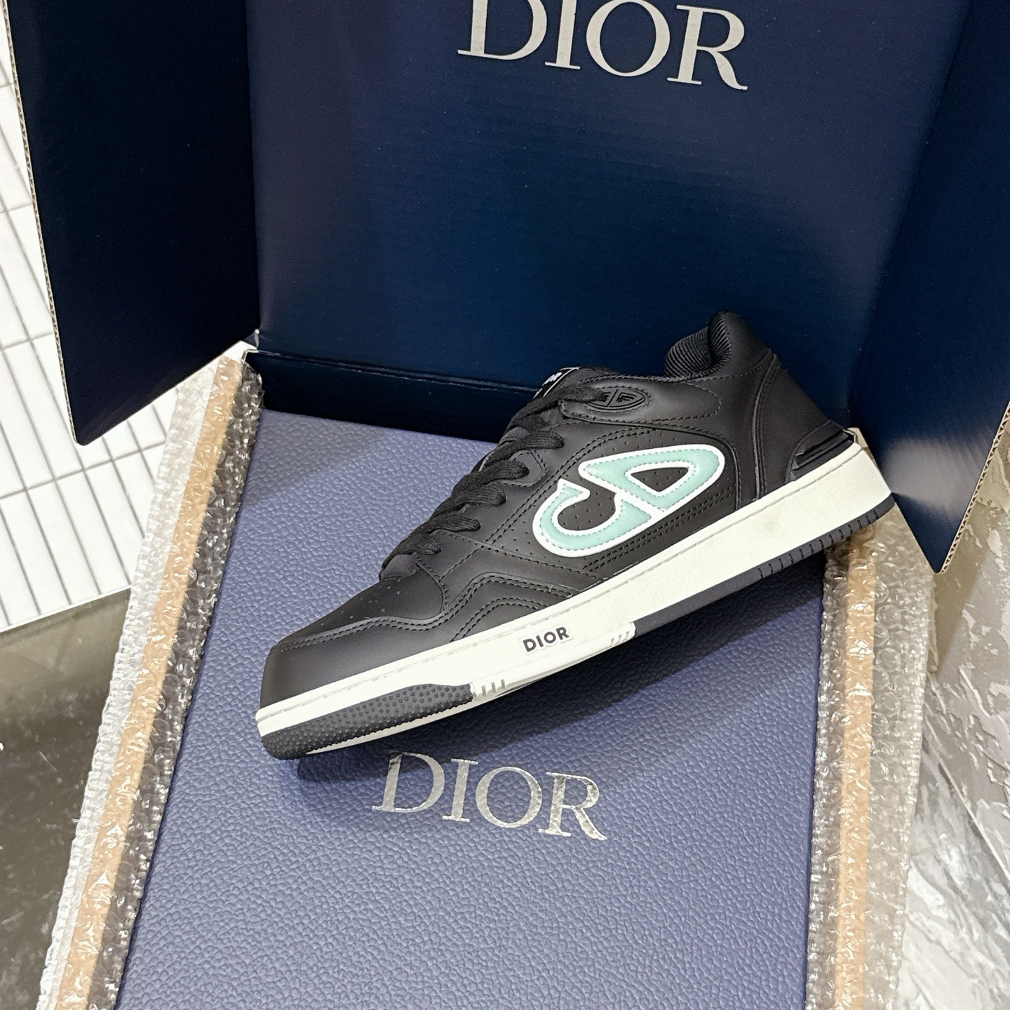 2025년 한정판 Dior x 카브스(KAWS) 콜라보 B57 스니커즈