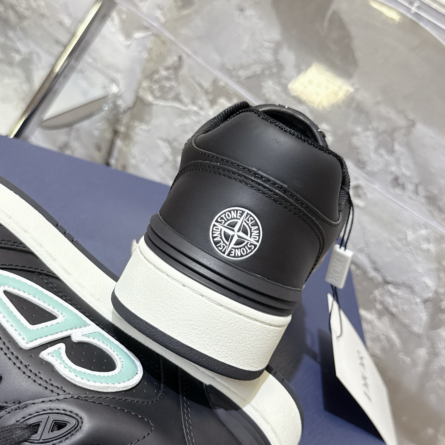2025년 한정판 Dior x 카브스(KAWS) 콜라보 B57 스니커즈