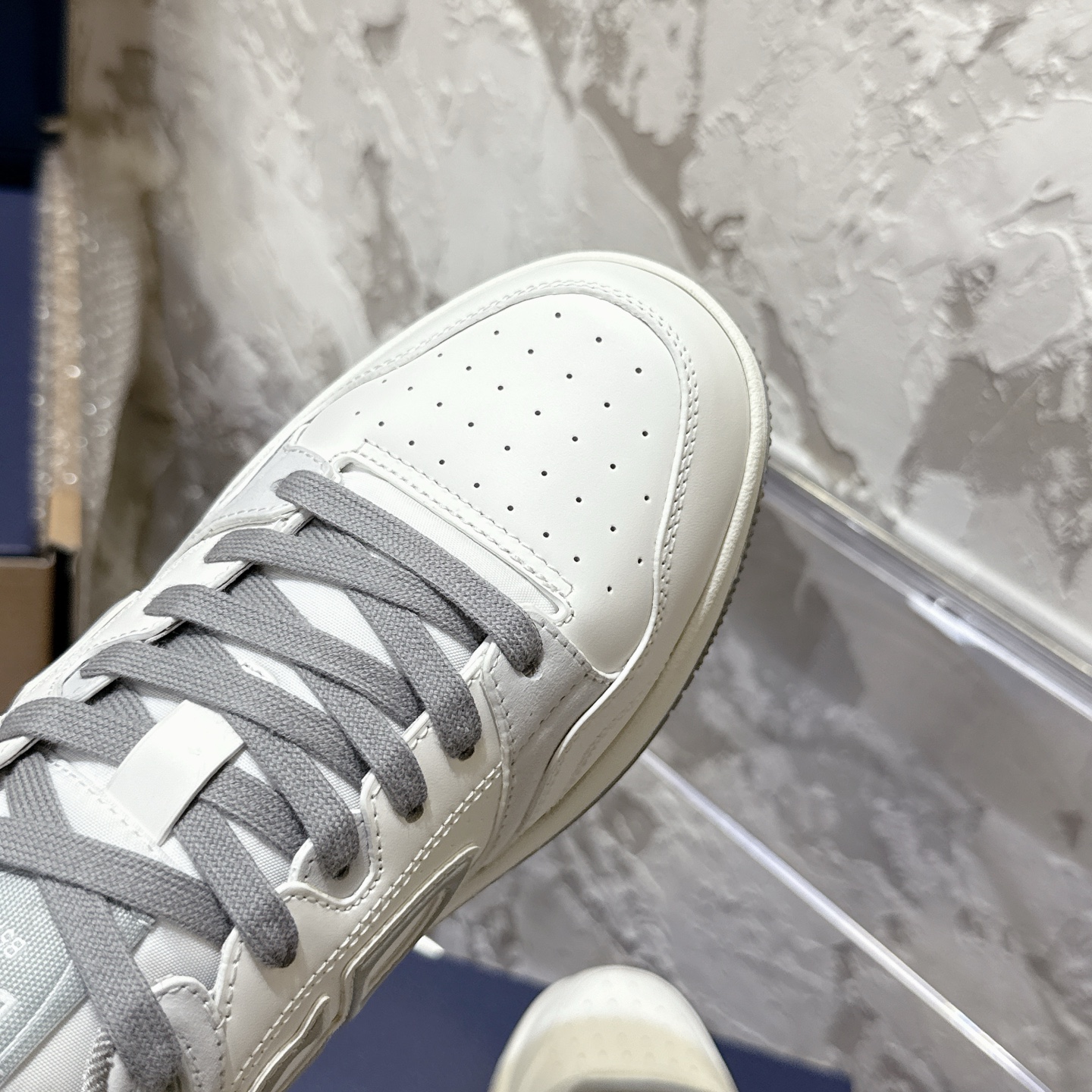 2025년 한정판 Dior x 카브스(KAWS) 콜라보 B57 스니커즈