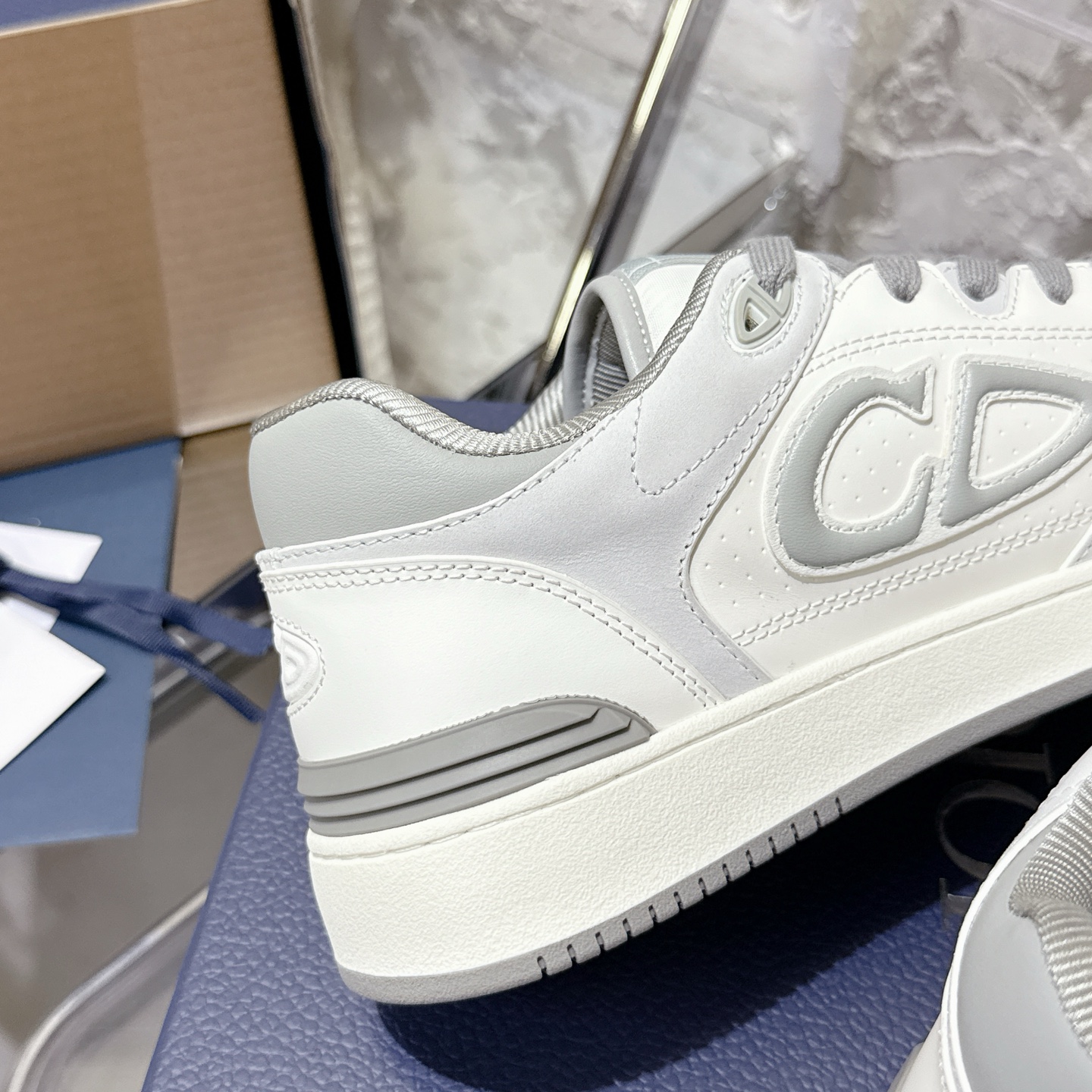 2025년 한정판 Dior x 카브스(KAWS) 콜라보 B57 스니커즈