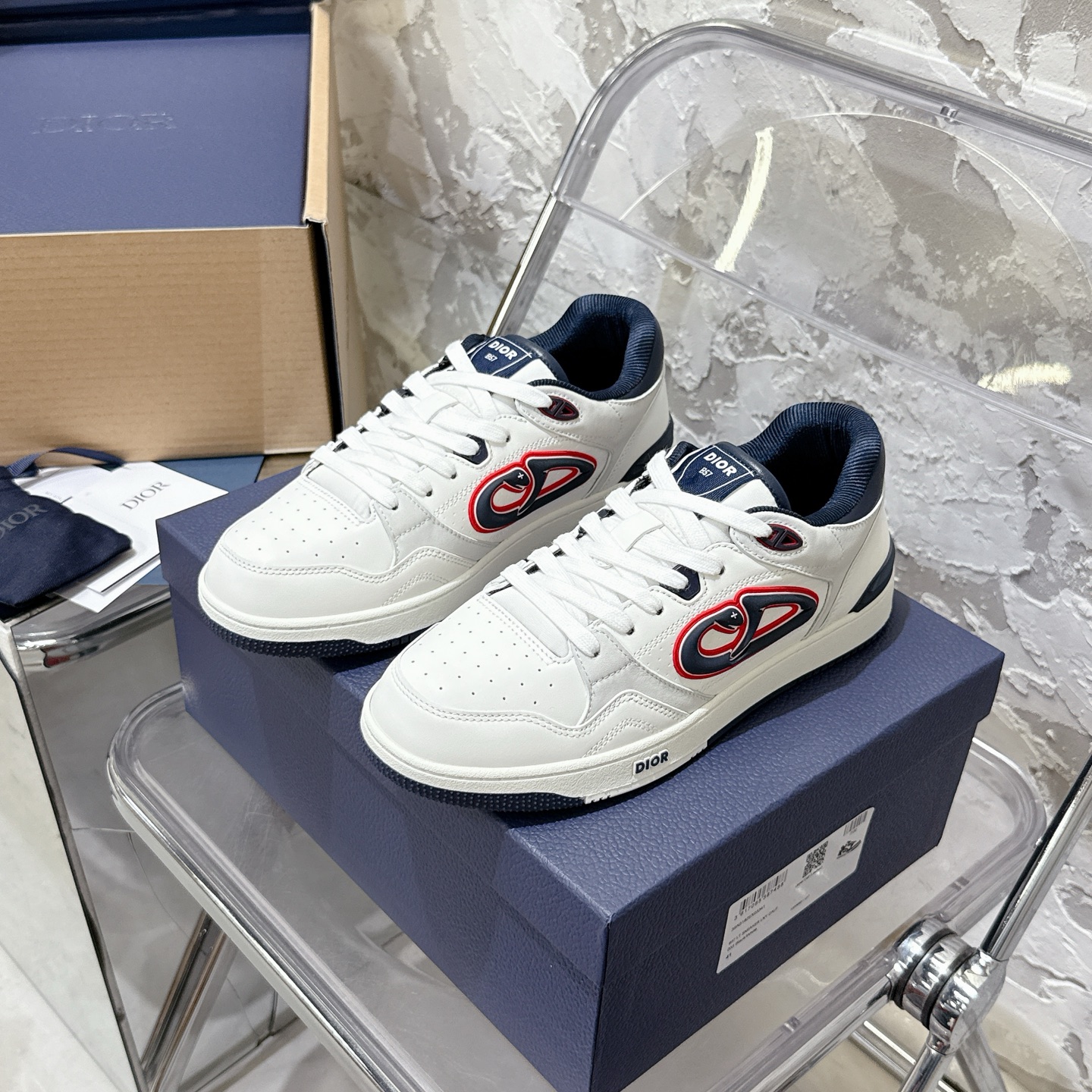 2025년 한정판 Dior x 카브스(KAWS) 콜라보 B57 스니커즈