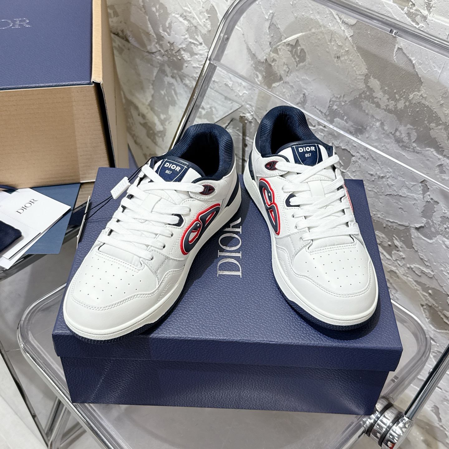 2025년 한정판 Dior x 카브스(KAWS) 콜라보 B57 스니커즈