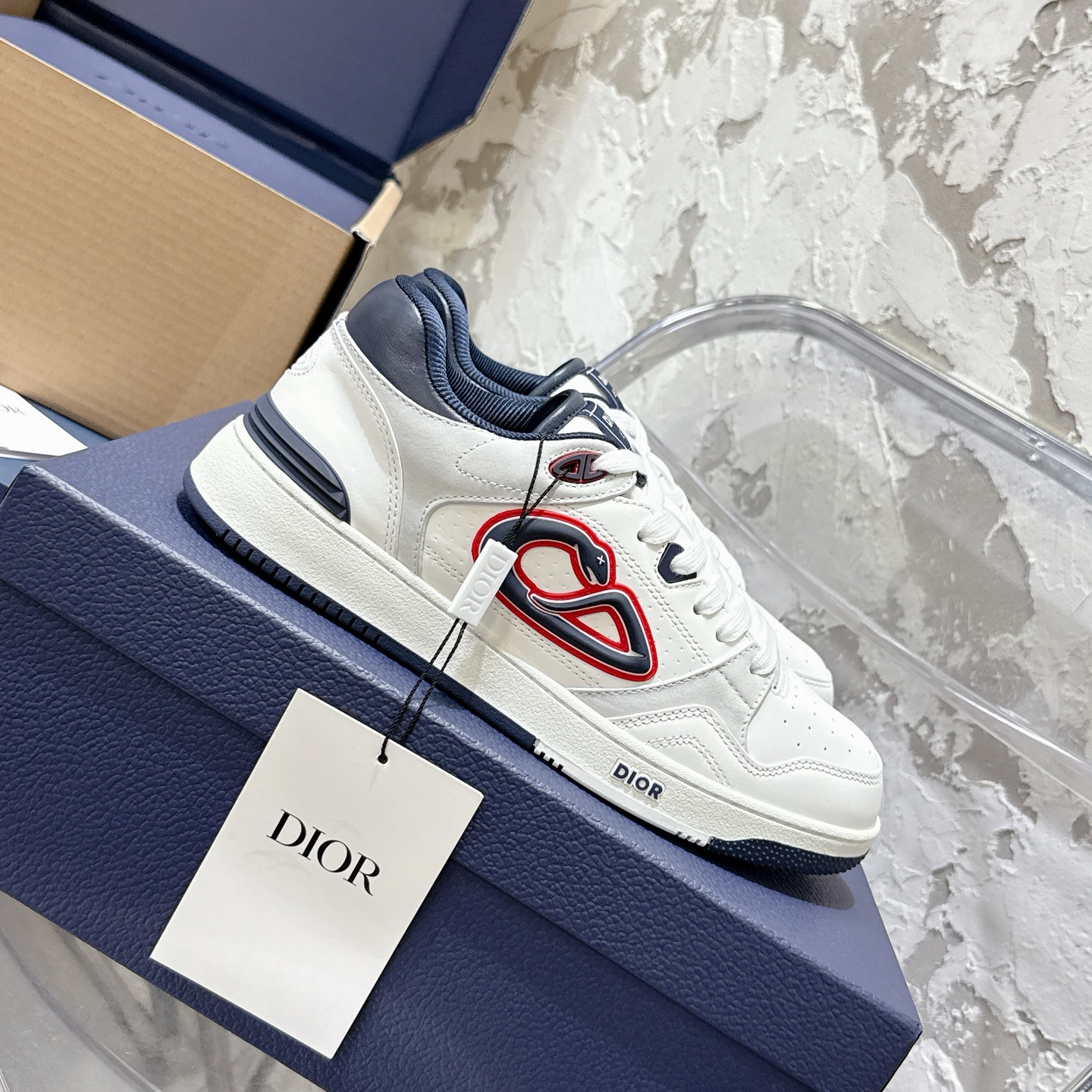2025년 한정판 Dior x 카브스(KAWS) 콜라보 B57 스니커즈