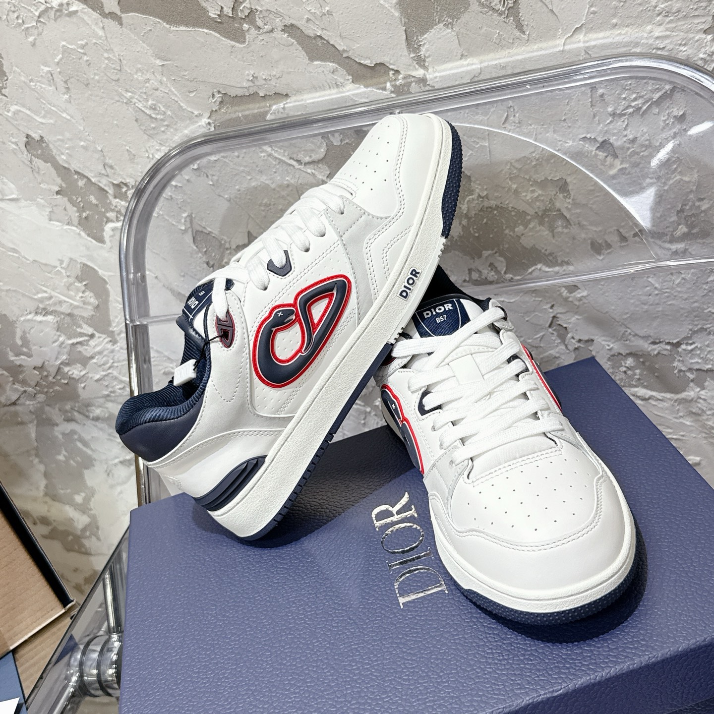 2025년 한정판 Dior x 카브스(KAWS) 콜라보 B57 스니커즈