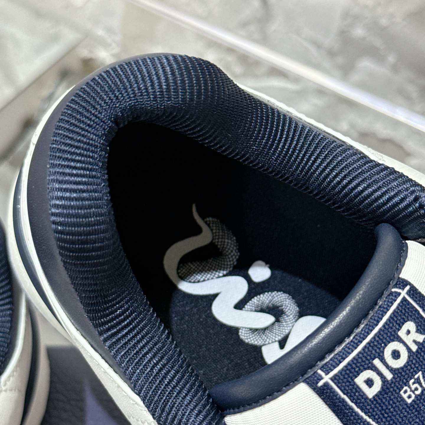 2025년 한정판 Dior x 카브스(KAWS) 콜라보 B57 스니커즈