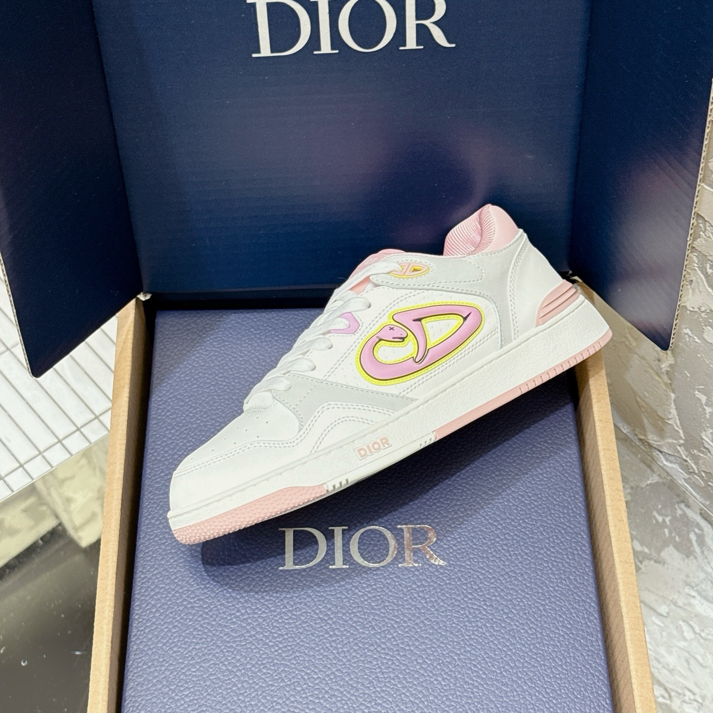 2025년 한정판 Dior x 카브스(KAWS) 콜라보 B57 스니커즈