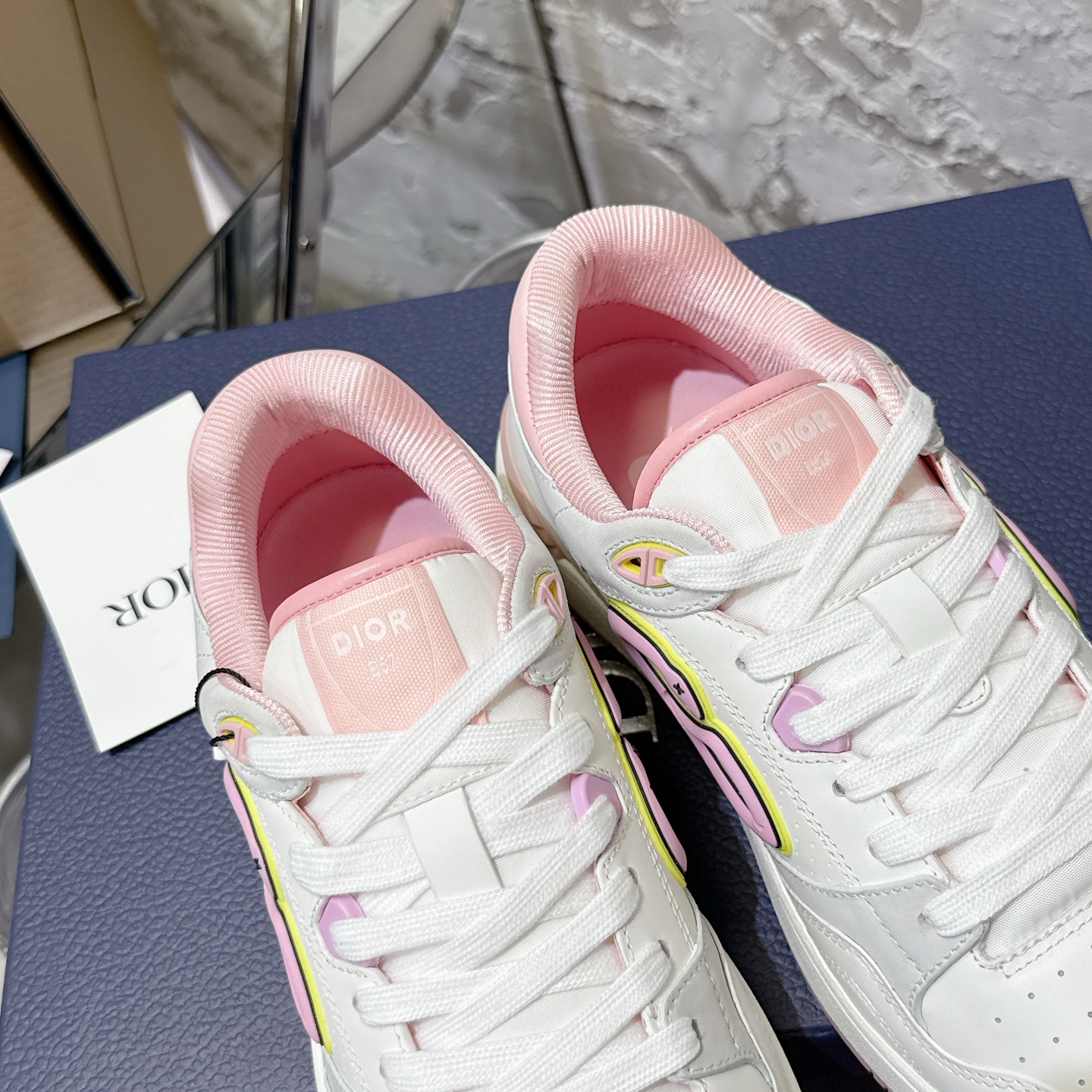 2025년 한정판 Dior x 카브스(KAWS) 콜라보 B57 스니커즈