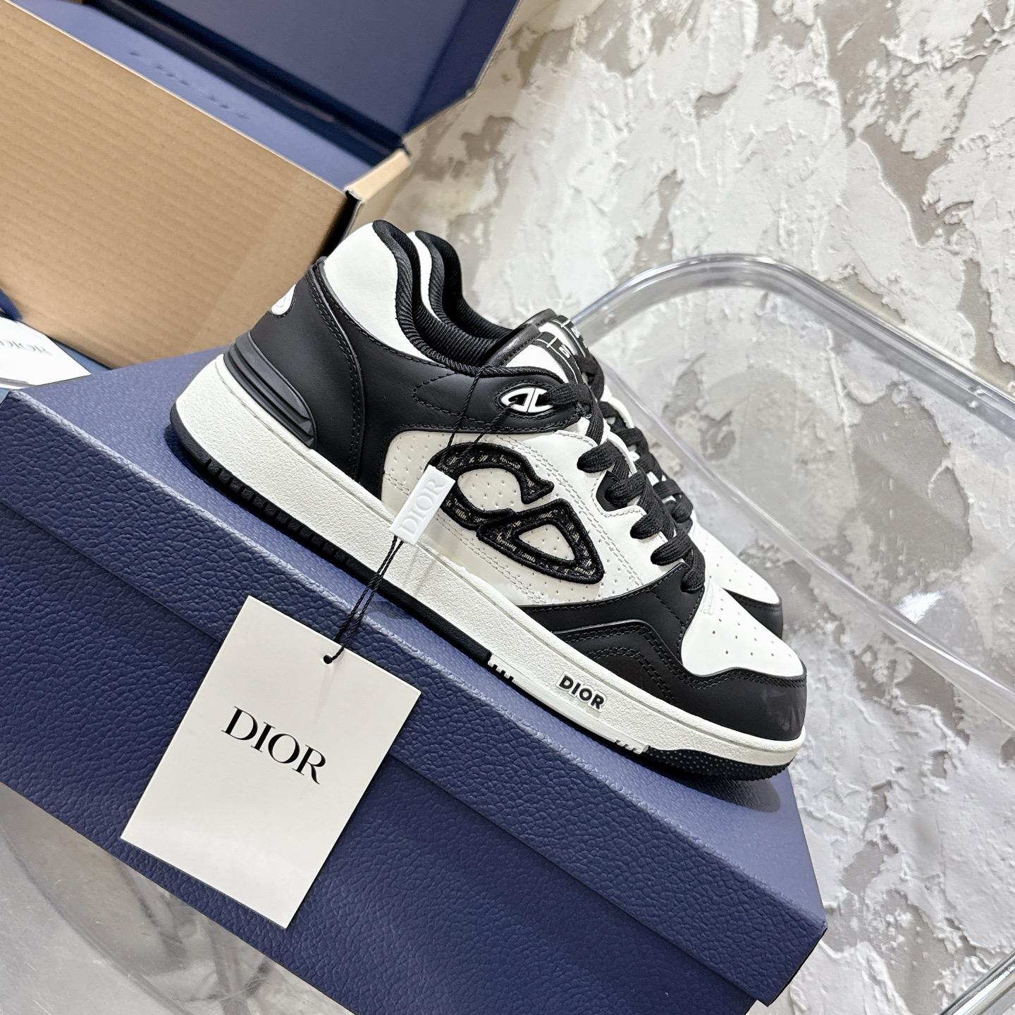 2025년 한정판 Dior x 카브스(KAWS) 콜라보 B57 스니커즈