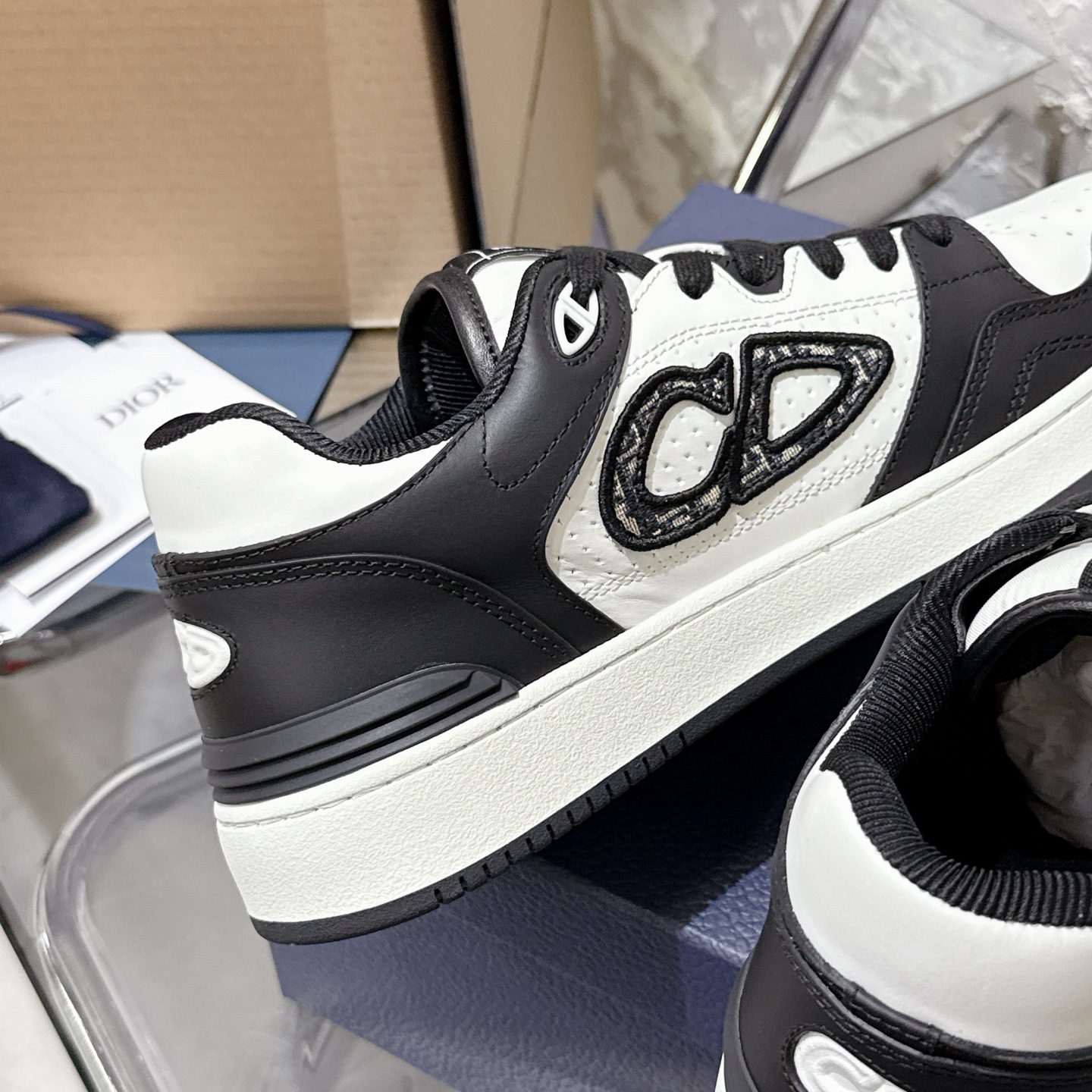 2025년 한정판 Dior x 카브스(KAWS) 콜라보 B57 스니커즈