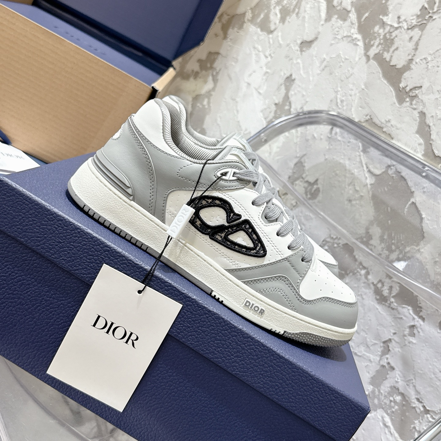 2025년 한정판 Dior x 카브스(KAWS) 콜라보 B57 스니커즈