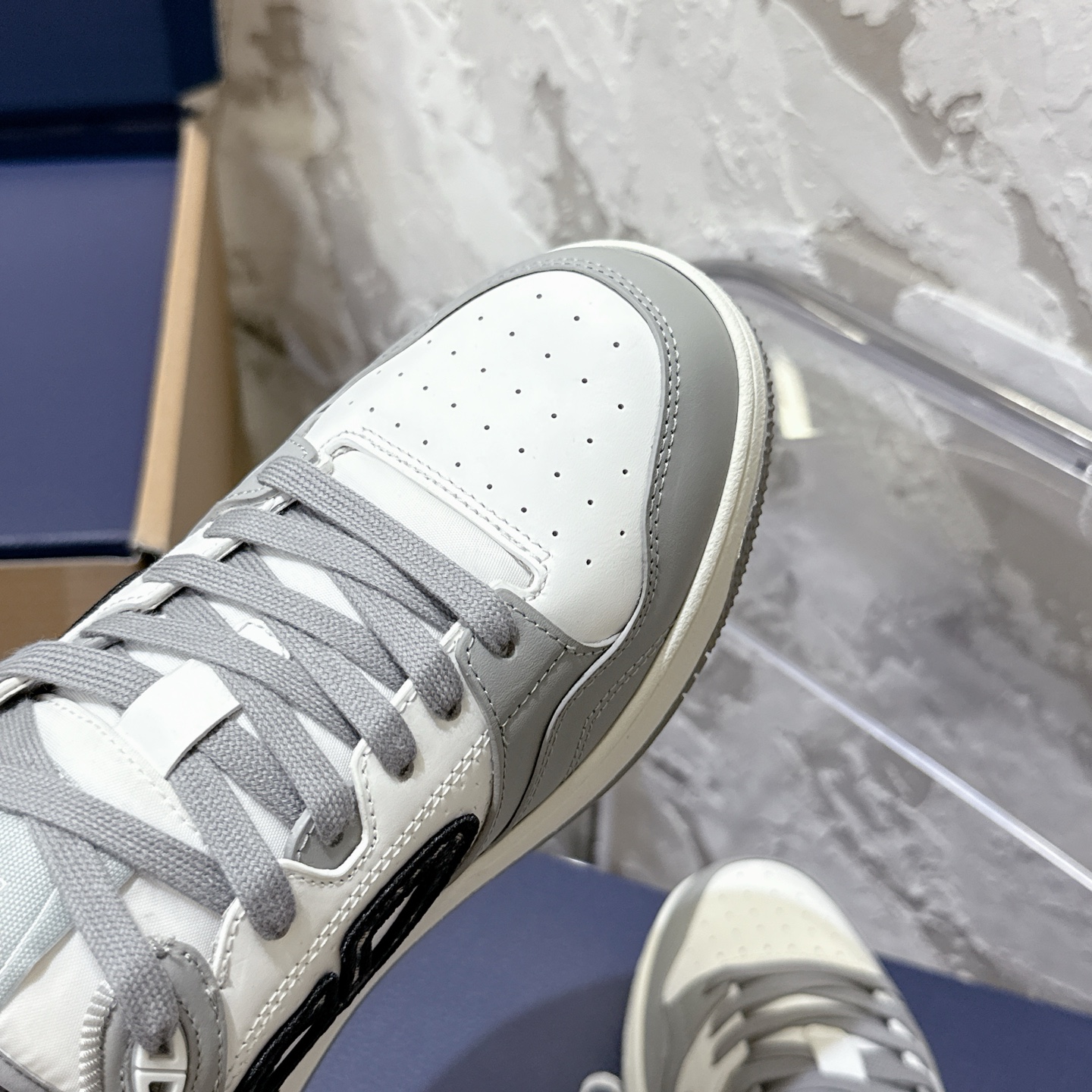 2025년 한정판 Dior x 카브스(KAWS) 콜라보 B57 스니커즈