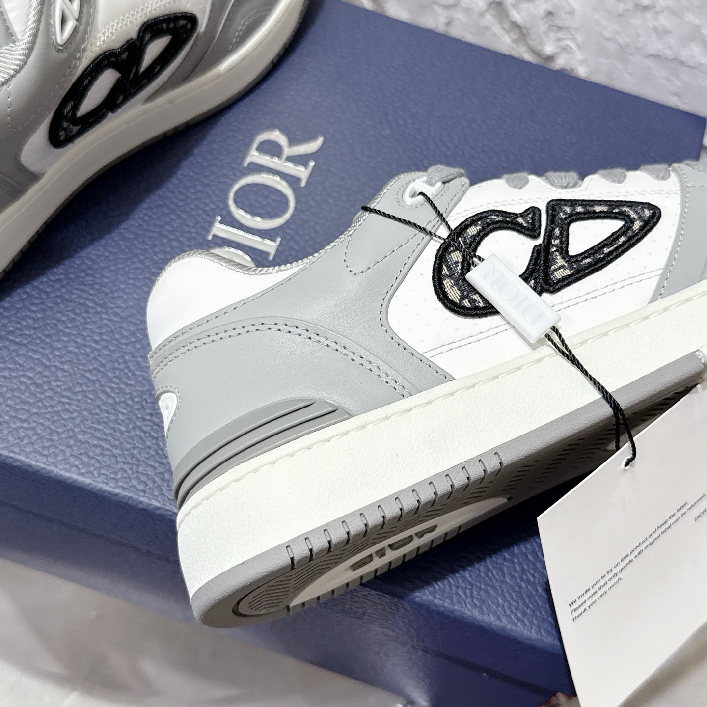 2025년 한정판 Dior x 카브스(KAWS) 콜라보 B57 스니커즈
