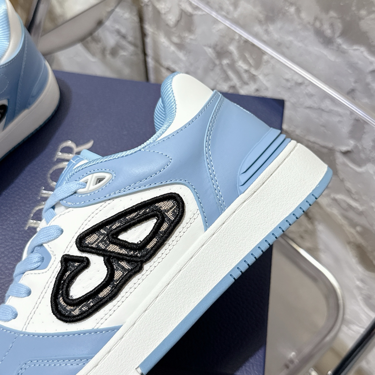2025년 한정판 Dior x 카브스(KAWS) 콜라보 B57 스니커즈