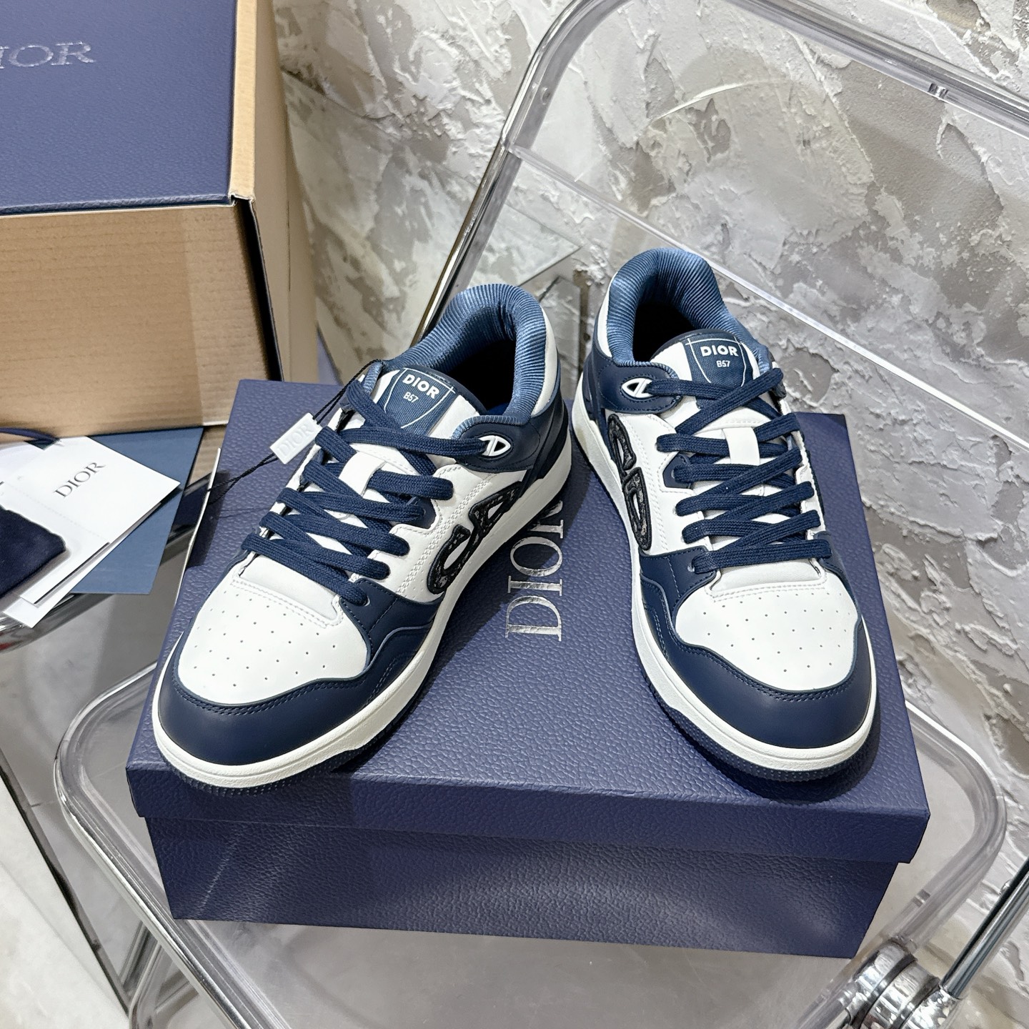 2025년 한정판 Dior x 카브스(KAWS) 콜라보 B57 스니커즈