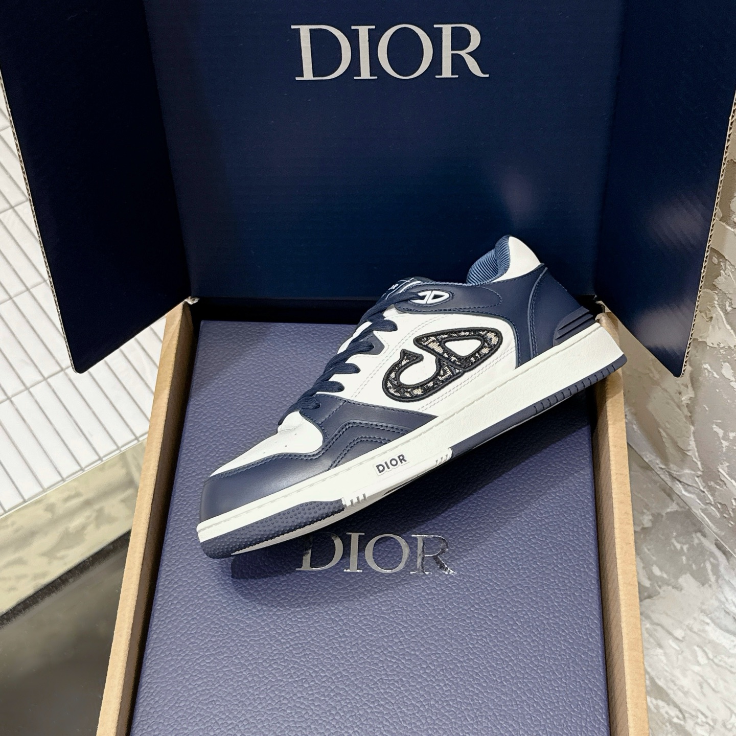 2025년 한정판 Dior x 카브스(KAWS) 콜라보 B57 스니커즈