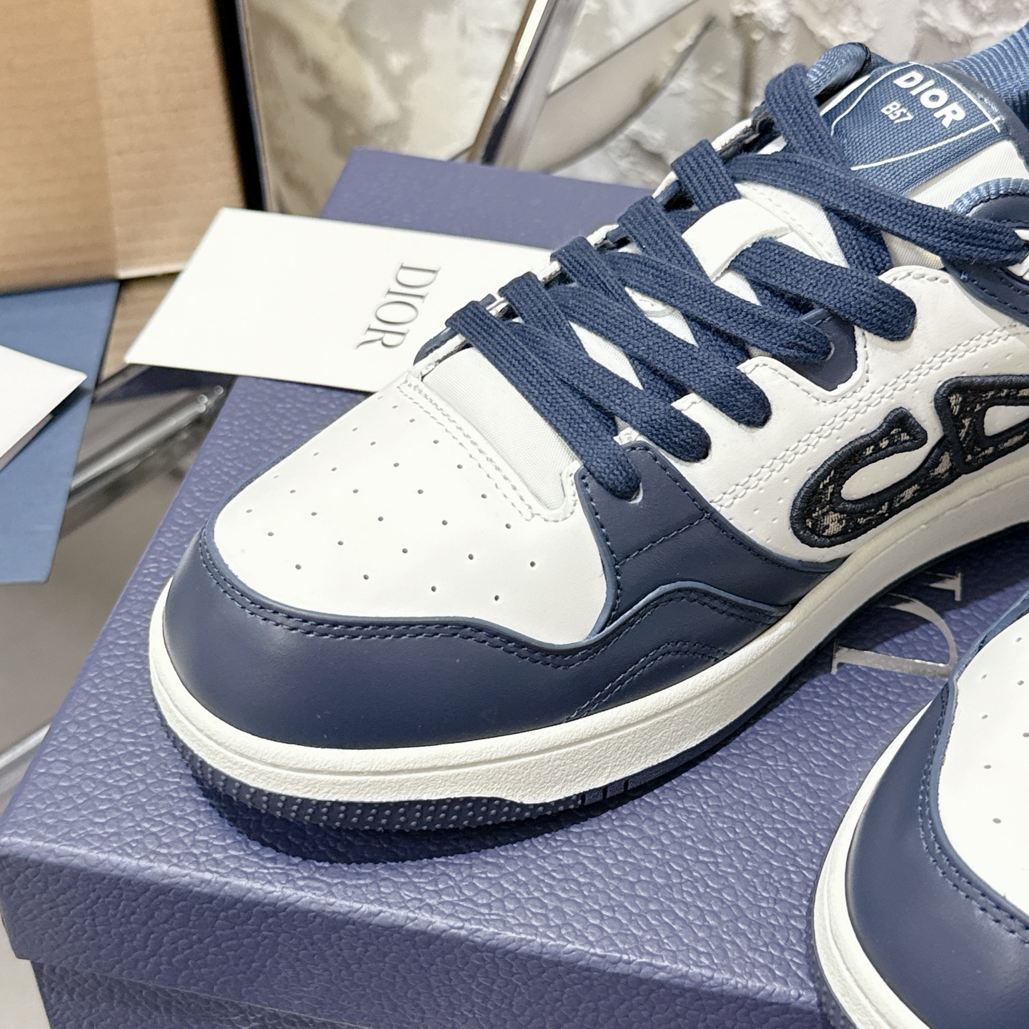2025년 한정판 Dior x 카브스(KAWS) 콜라보 B57 스니커즈
