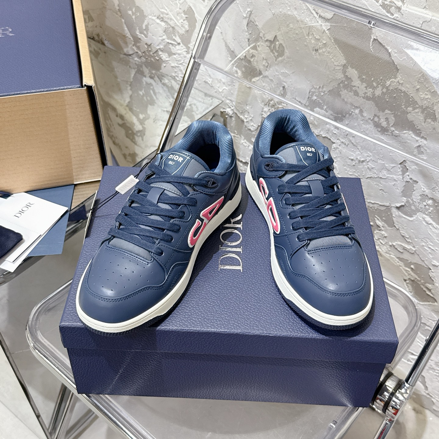 2025년 한정판 Dior x 카브스(KAWS) 콜라보 B57 스니커즈