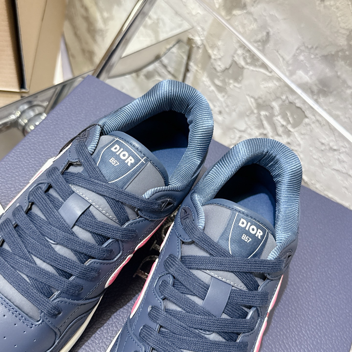 2025년 한정판 Dior x 카브스(KAWS) 콜라보 B57 스니커즈