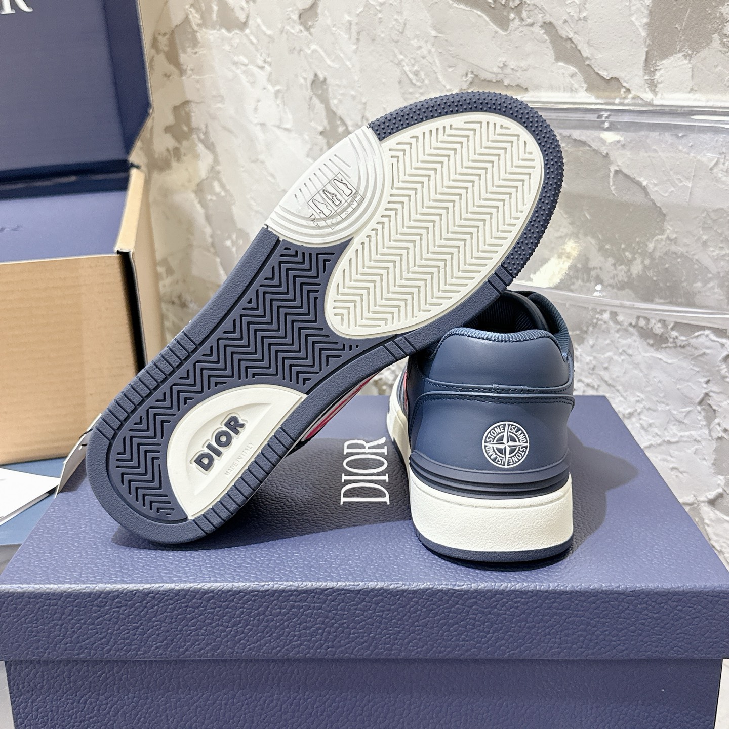 2025년 한정판 Dior x 카브스(KAWS) 콜라보 B57 스니커즈