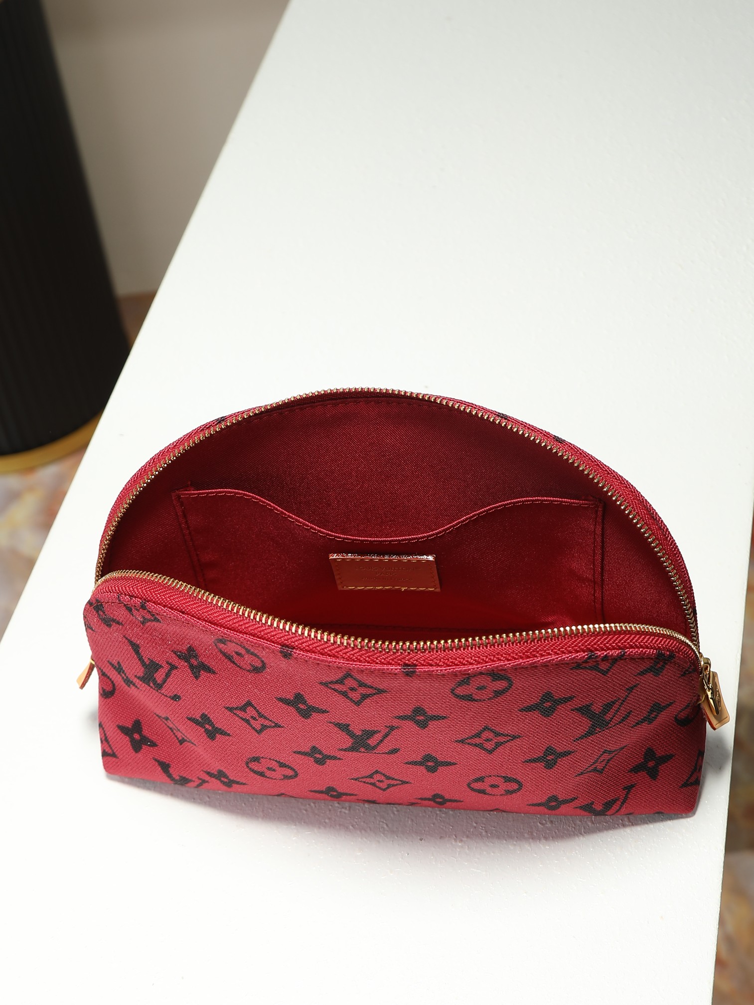 루이비통 M25759 Pochette Cosmétique 중형 와인 레드 스타일 화장품 파우치
