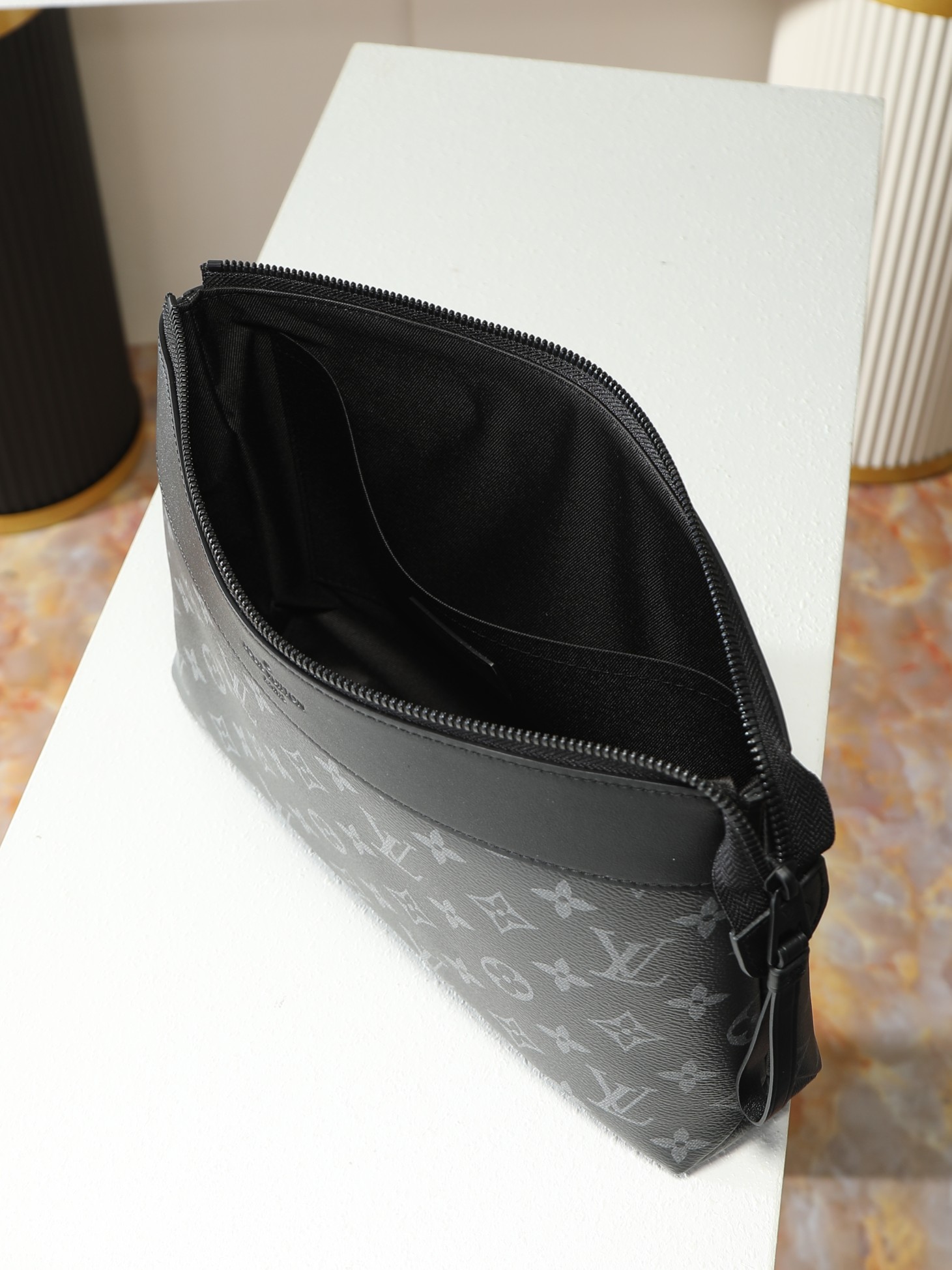 루이비통 M82543 Pochette Voyage Souple Monogram Eclipse 스타일 클러치백/손가방