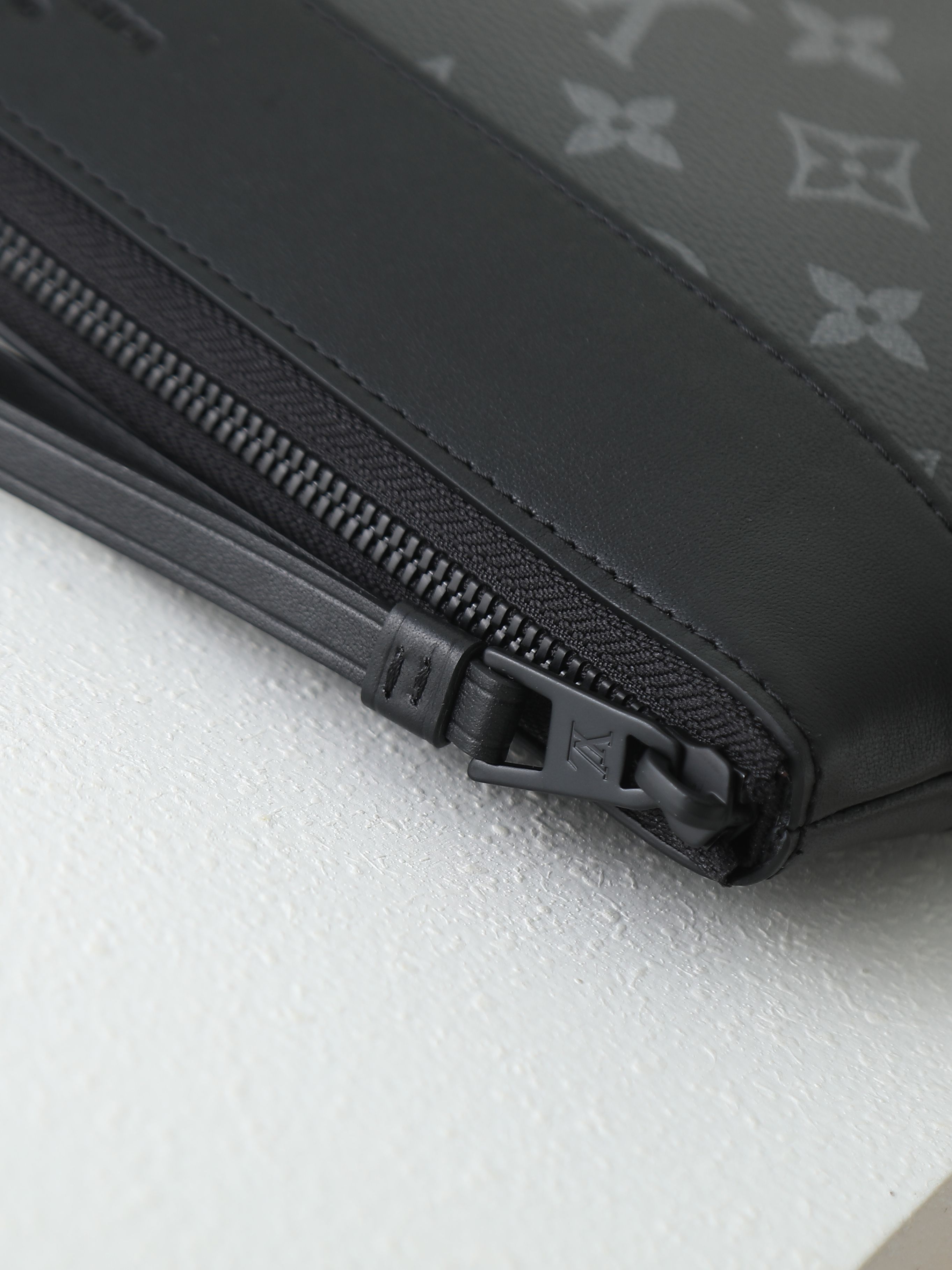 루이비통 M82543 Pochette Voyage Souple Monogram Eclipse 스타일 클러치백/손가방