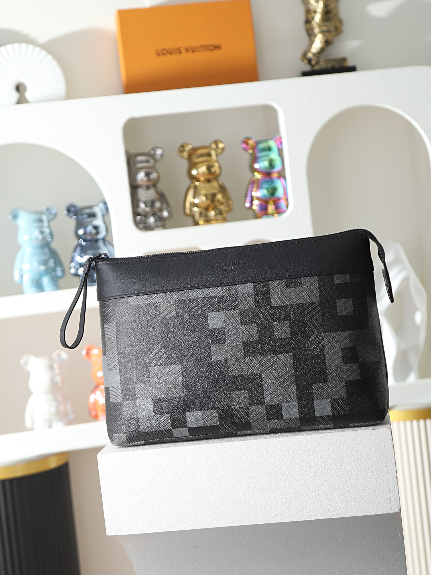 루이비통 M14926 Pochette Voyage Souple Damoflage Black 스타일 클러치백/손가방