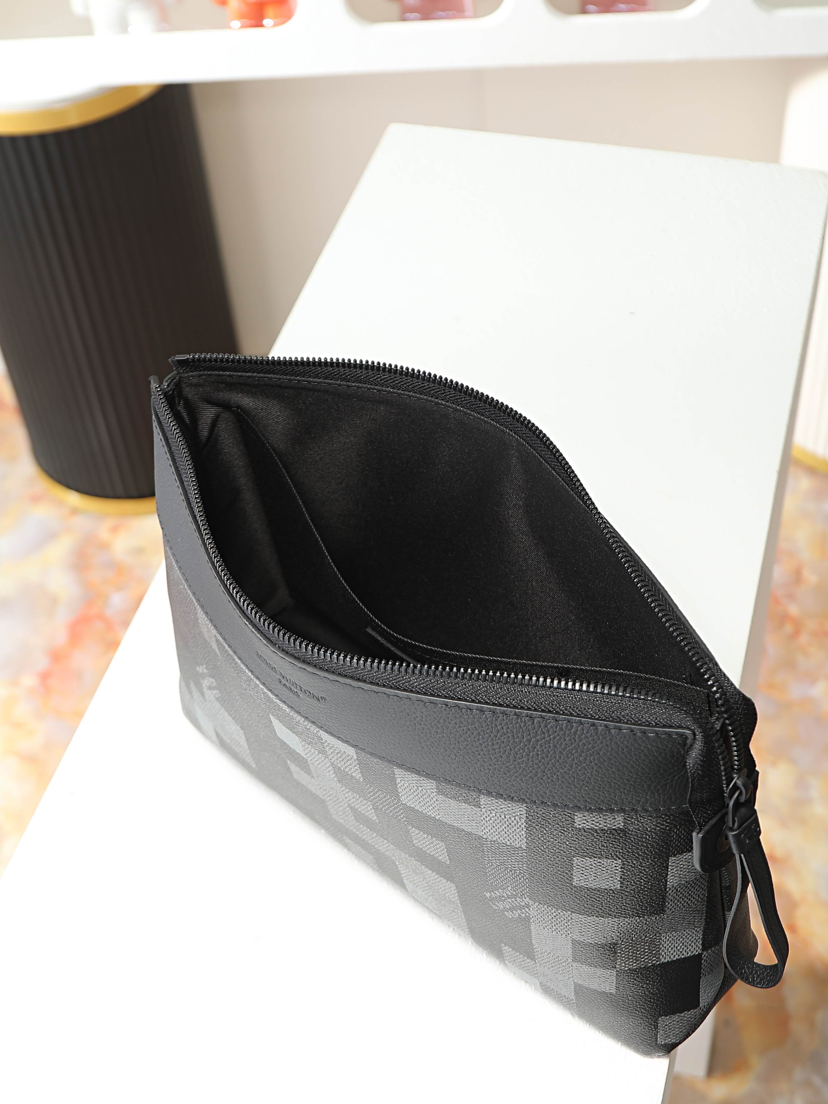 루이비통 M14926 Pochette Voyage Souple Damoflage Black 스타일 클러치백/손가방