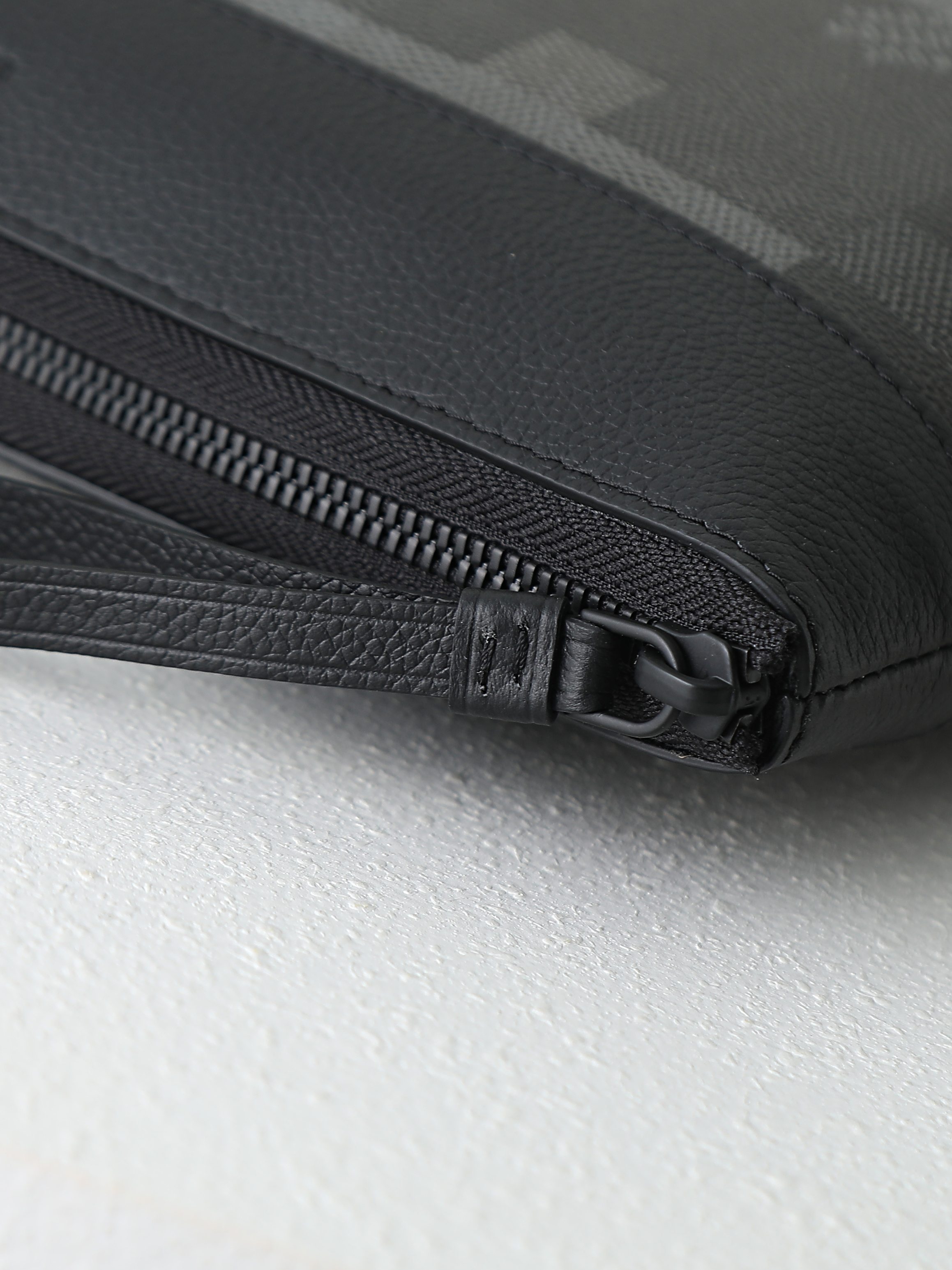 루이비통 M14926 Pochette Voyage Souple Damoflage Black 스타일 클러치백/손가방