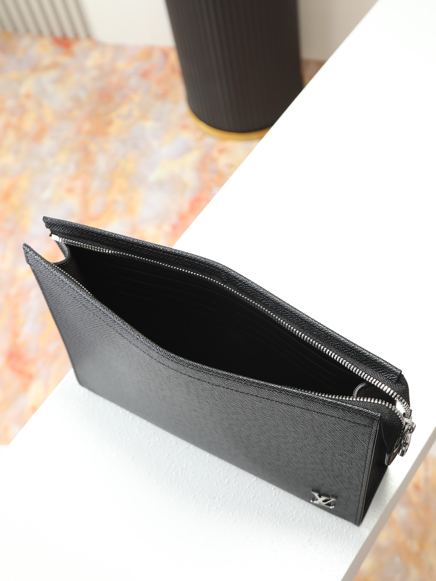 루이비통 M30450 Pochette Voyage 타이가 가죽 십자무늬 스타일 클러치백서류 파우치