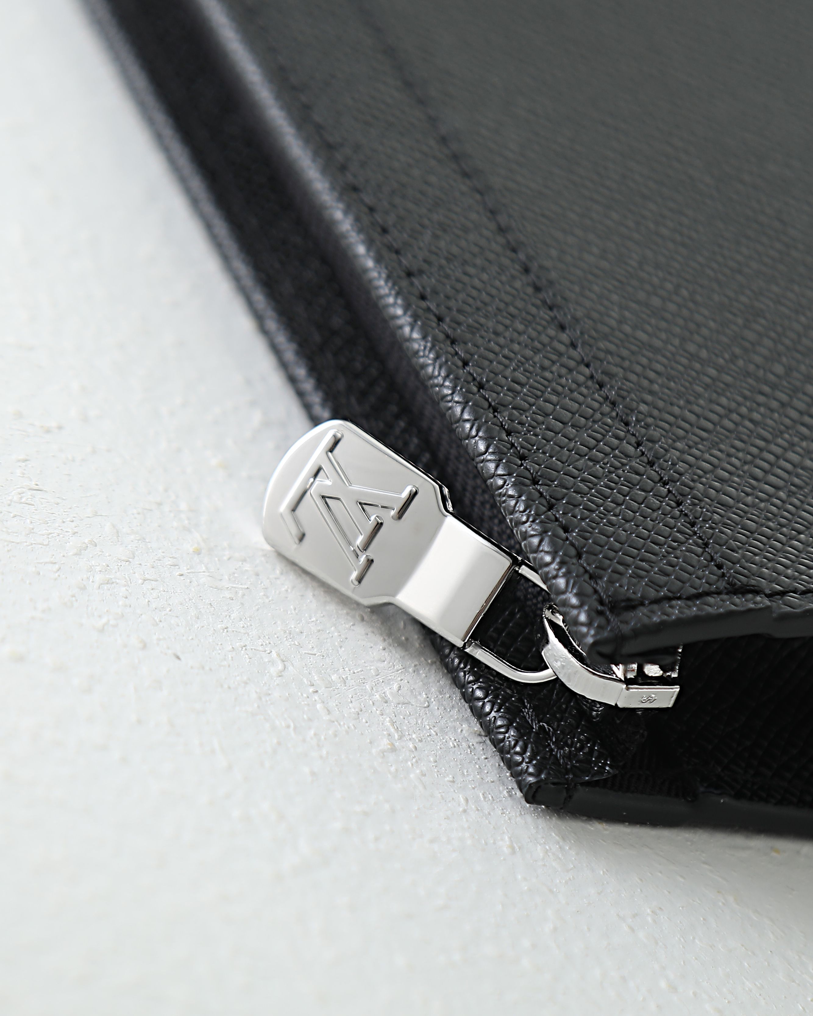 루이비통 M30450 Pochette Voyage 타이가 가죽 십자무늬 스타일 클러치백서류 파우치