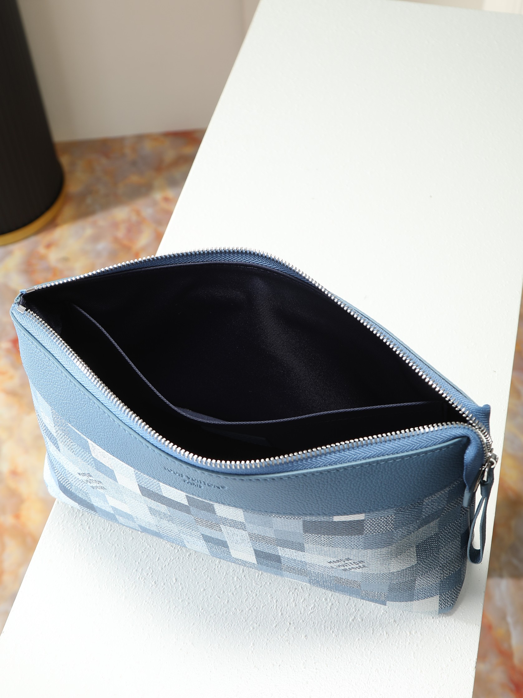 루이비통 M28846 Pochette Voyage Souple Damoflage 스타일 클러치백