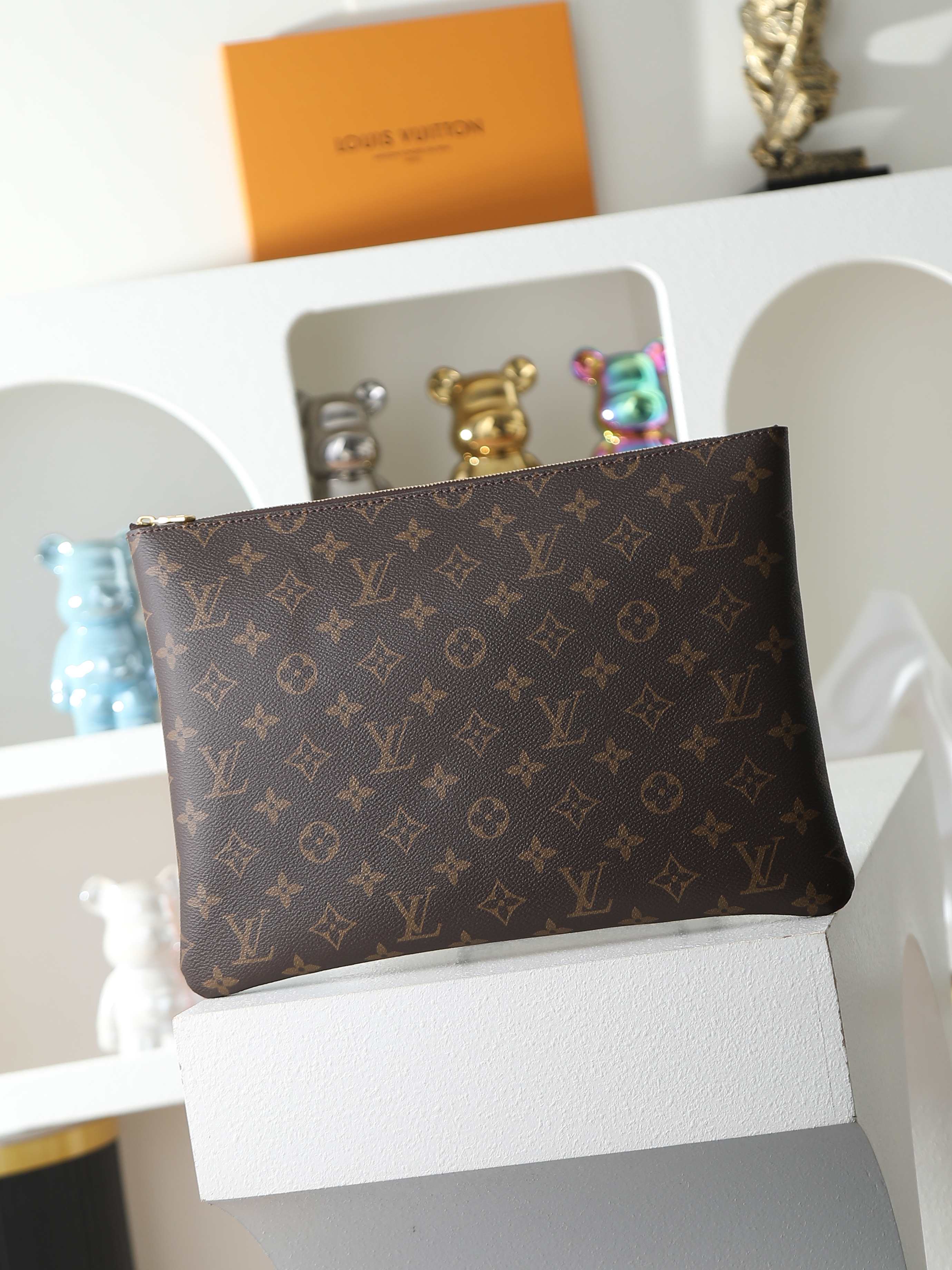 루이비통 M13561 Pochette Clés L 대형 모노그램 스타일 서류노트북 파우치루이비통 M13561 Pochette Clés L 대형 모노그램 스타일 서류노트북 파우치