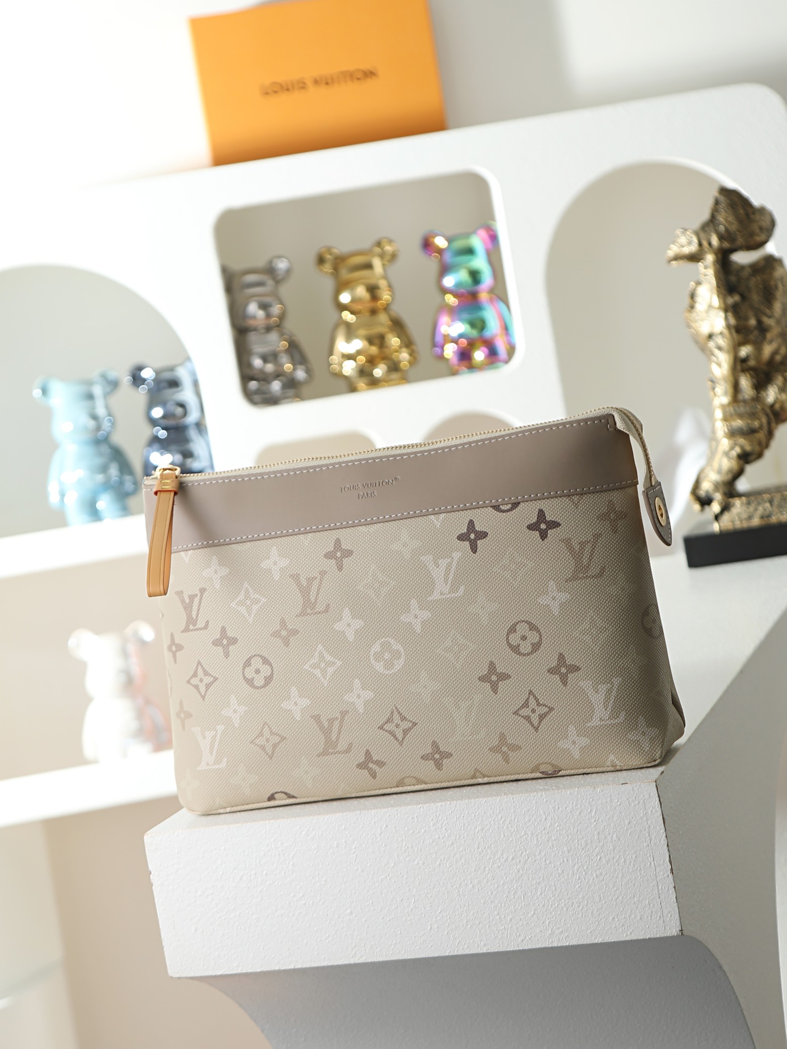 루이비통 M29427 Pochette Voyage Souple Monogram Surplus 스타일 클러치백