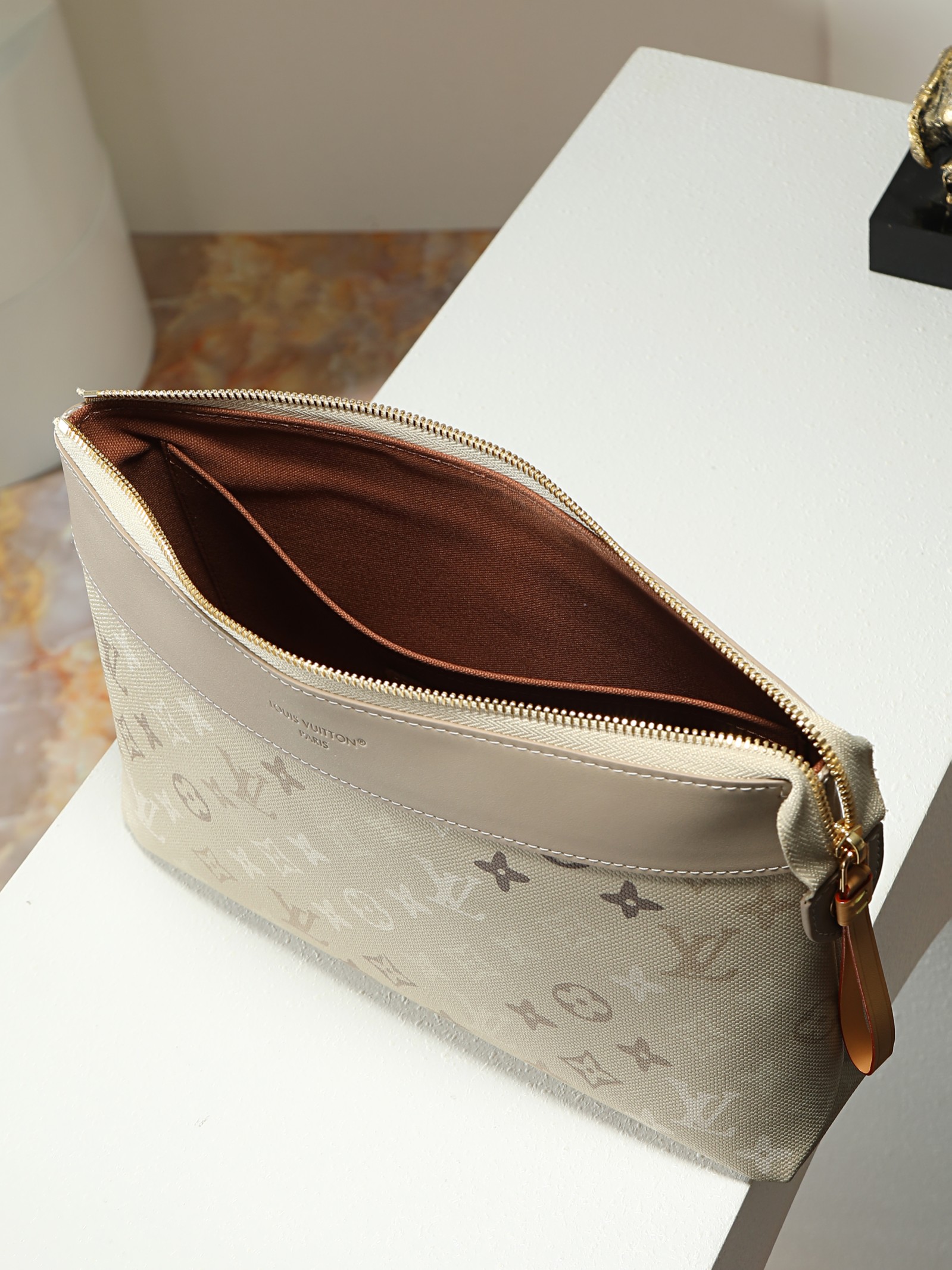 루이비통 M29427 Pochette Voyage Souple Monogram Surplus 스타일 클러치백
