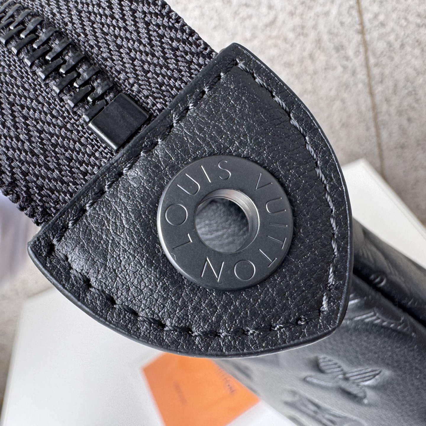 루이비통 M82545 Monogram Shadow 엠보싱 플라워 스타일 Pochette Voyage Souple 클러치백