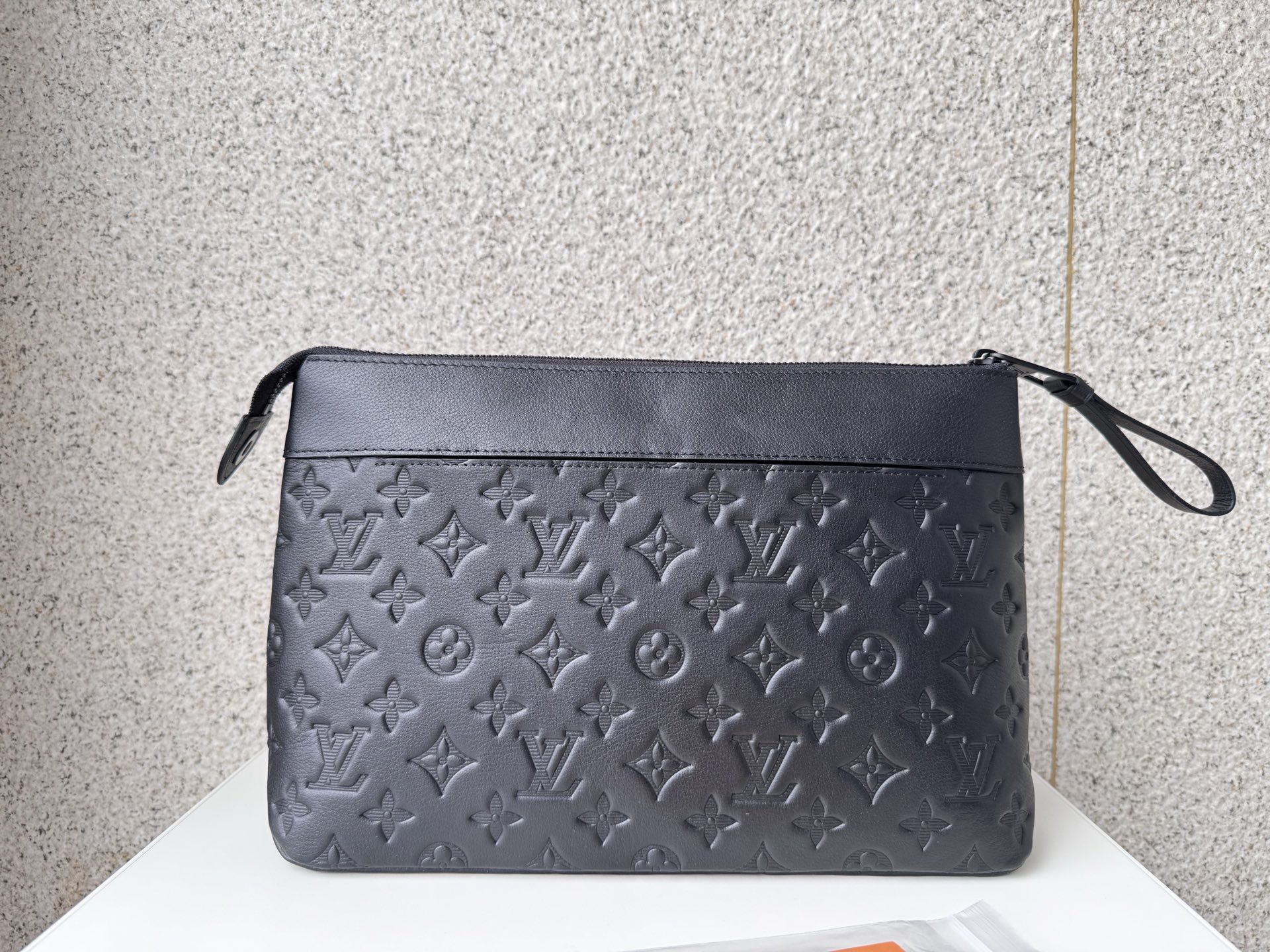 루이비통 M82545 Monogram Shadow 엠보싱 플라워 스타일 Pochette Voyage Souple 클러치백