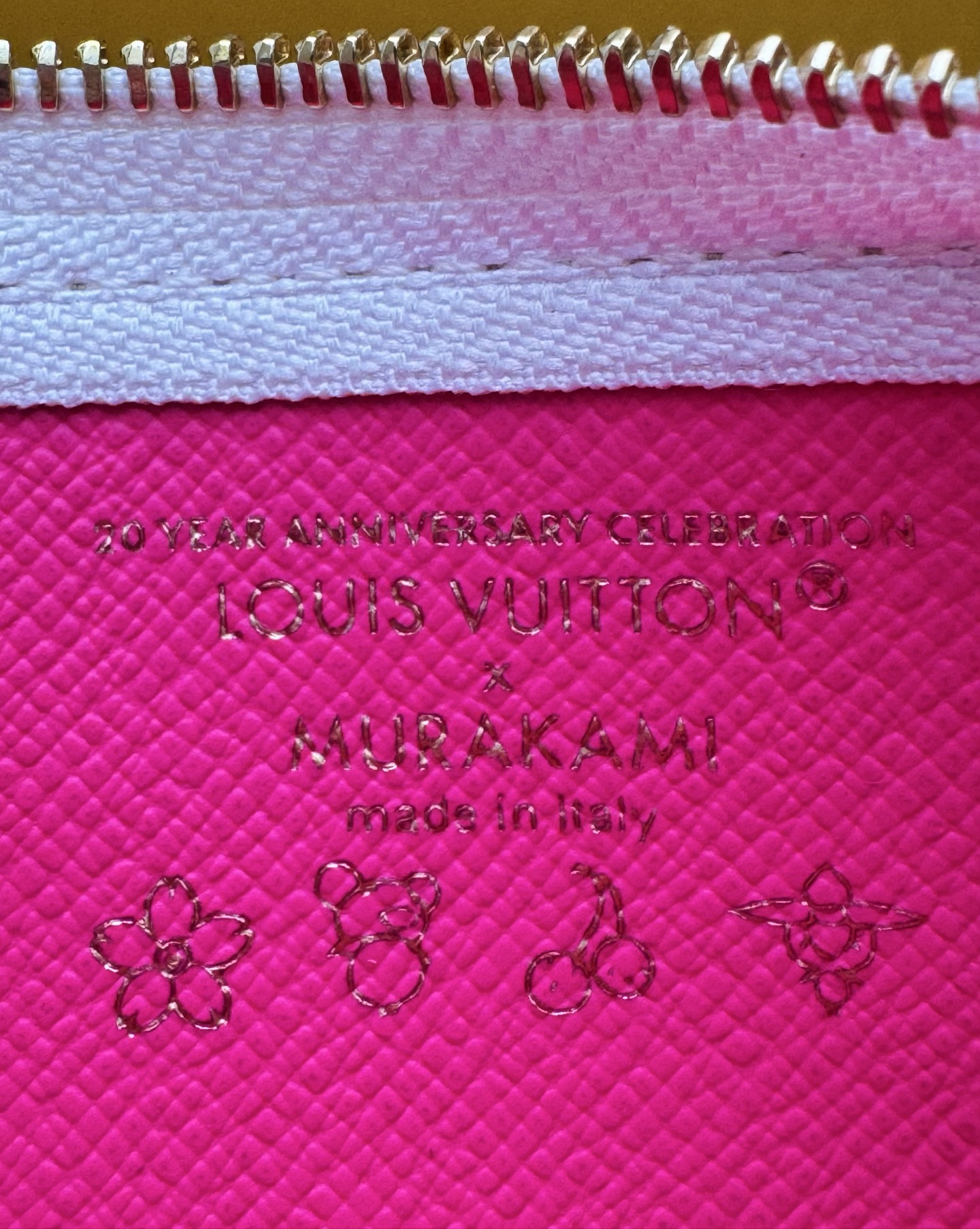 루이비통 M14099 LV x 무라카미 다카시 스타일 휴대폰 거치대